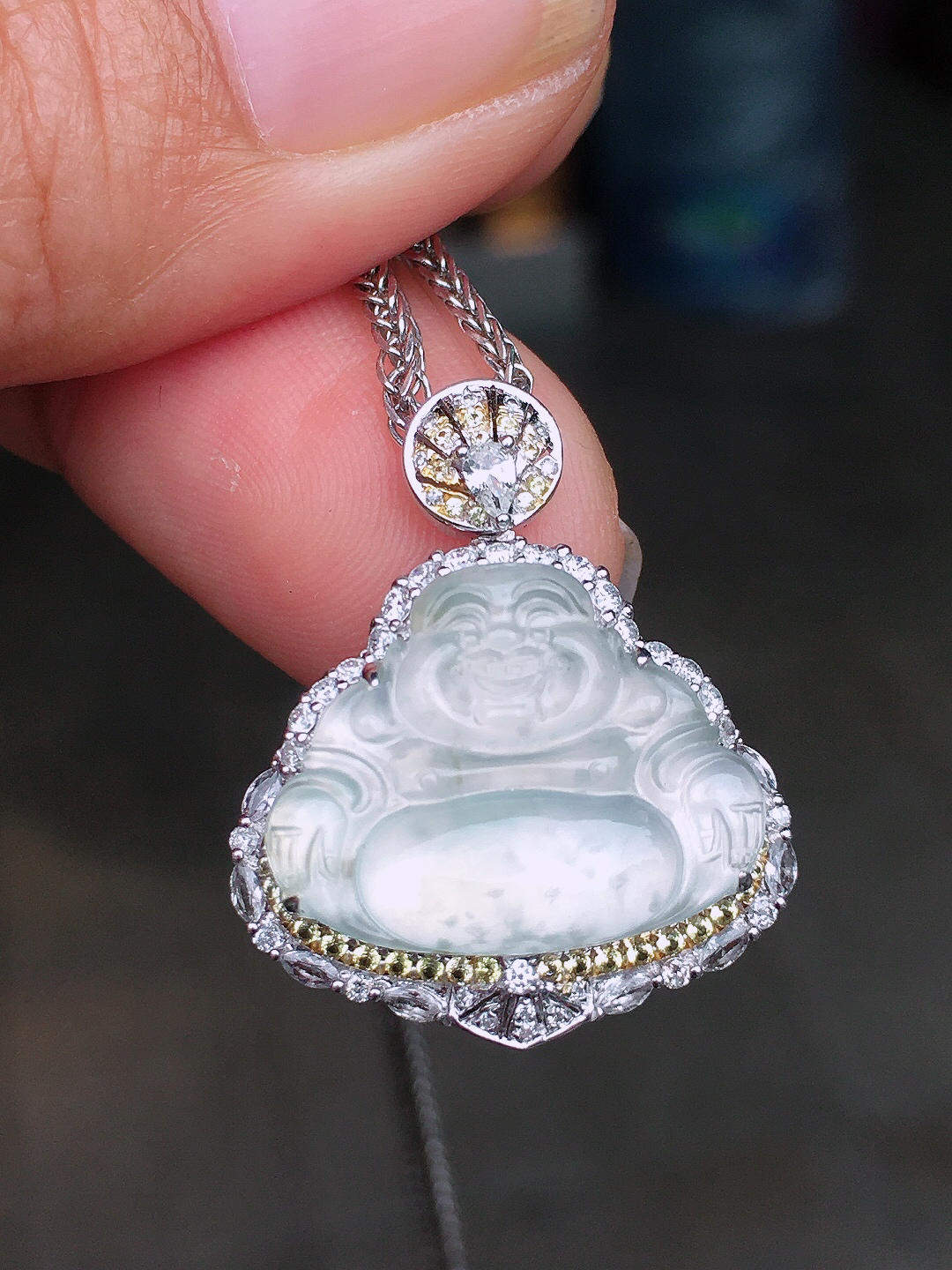 冰种佛公吊坠，玉质细腻，荧光感超
强，饱满圆润，尽显优雅气质，18k
金豪华镶嵌