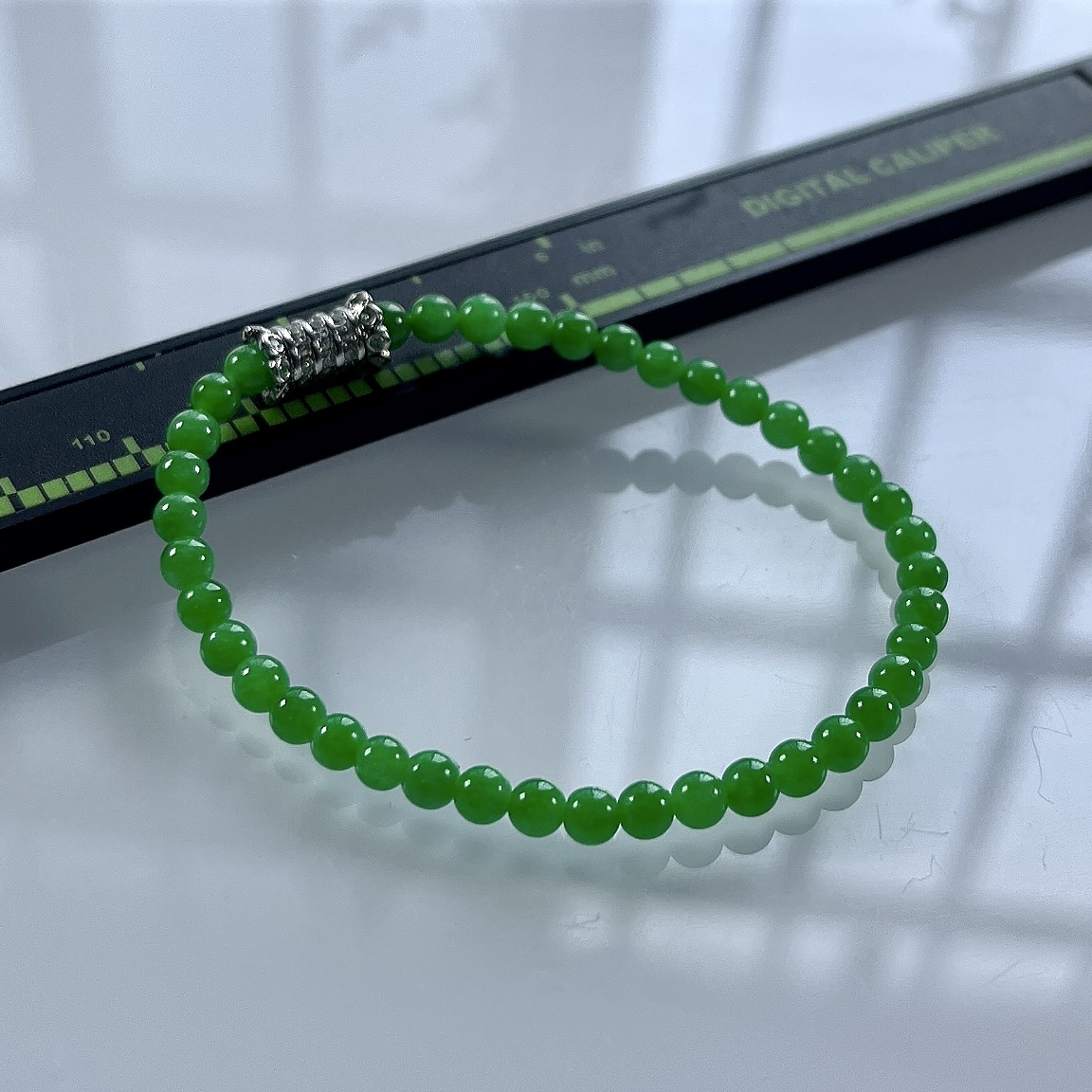 收藏级别，缅甸天然翡翠A货，卡4冰种起胶正阳绿小米珠小圆珠手串手链，尺寸：4mm/40颗，长度162