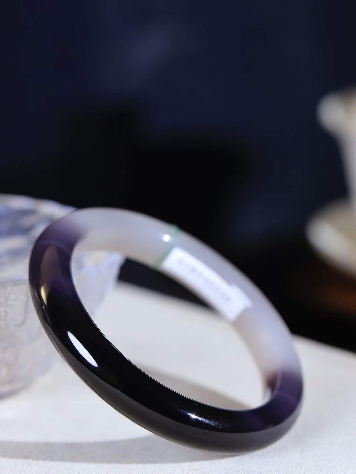 【腕间柔情.手镯】   

精品和田玉烟紫双色手镯 玉质温润细腻 油性十足 古朴秀雅 轻抚岁月的栏杆软香温玉，腕间玉镯轻轻晃动，令人情动心间，撷一缕月末的芬芳，把心思铺陈，时光静美，惟有你最温柔。重45.4克   尺寸55-10.5-8.7mm  4627255A