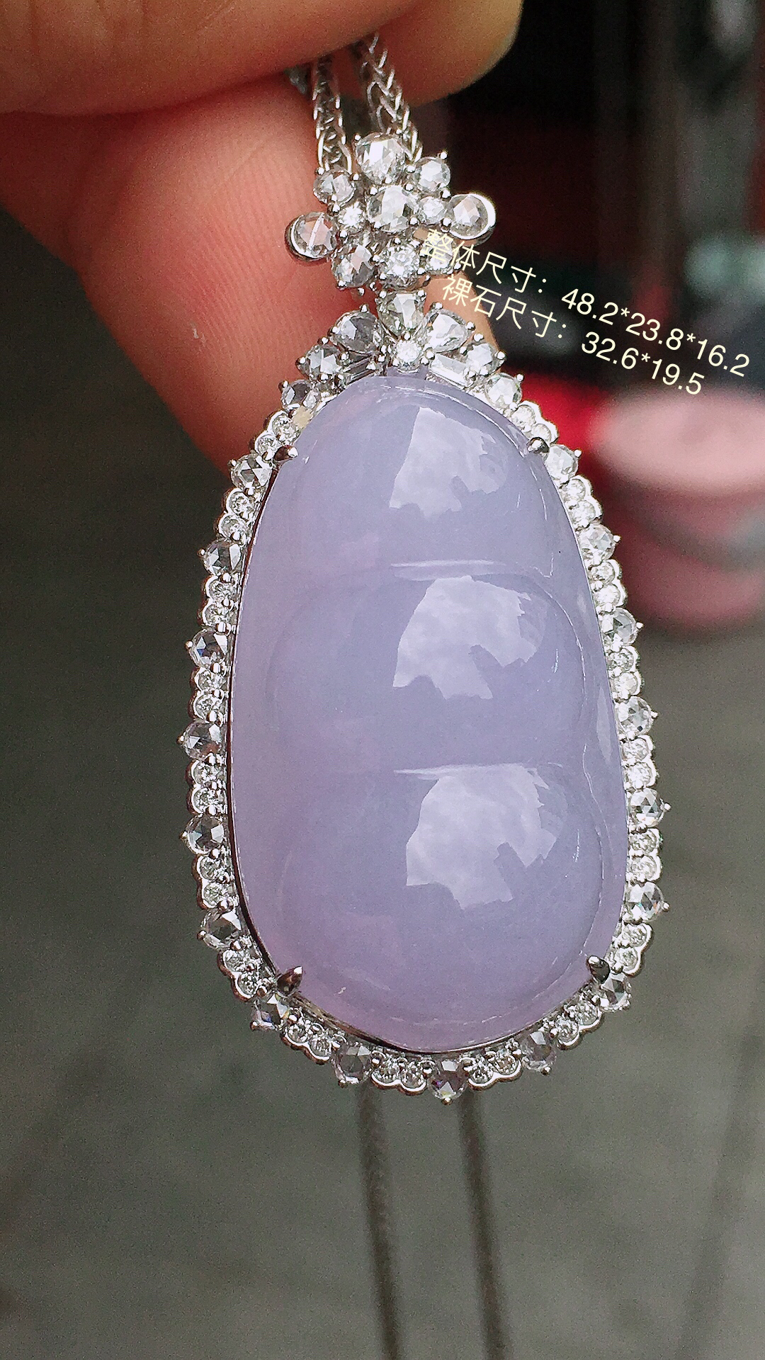 紫罗兰福豆吊坠，色泽均匀艳丽，玉质细腻，荧光感超
强，饱满圆润，尽显优雅气质，18k
金豪华镶嵌