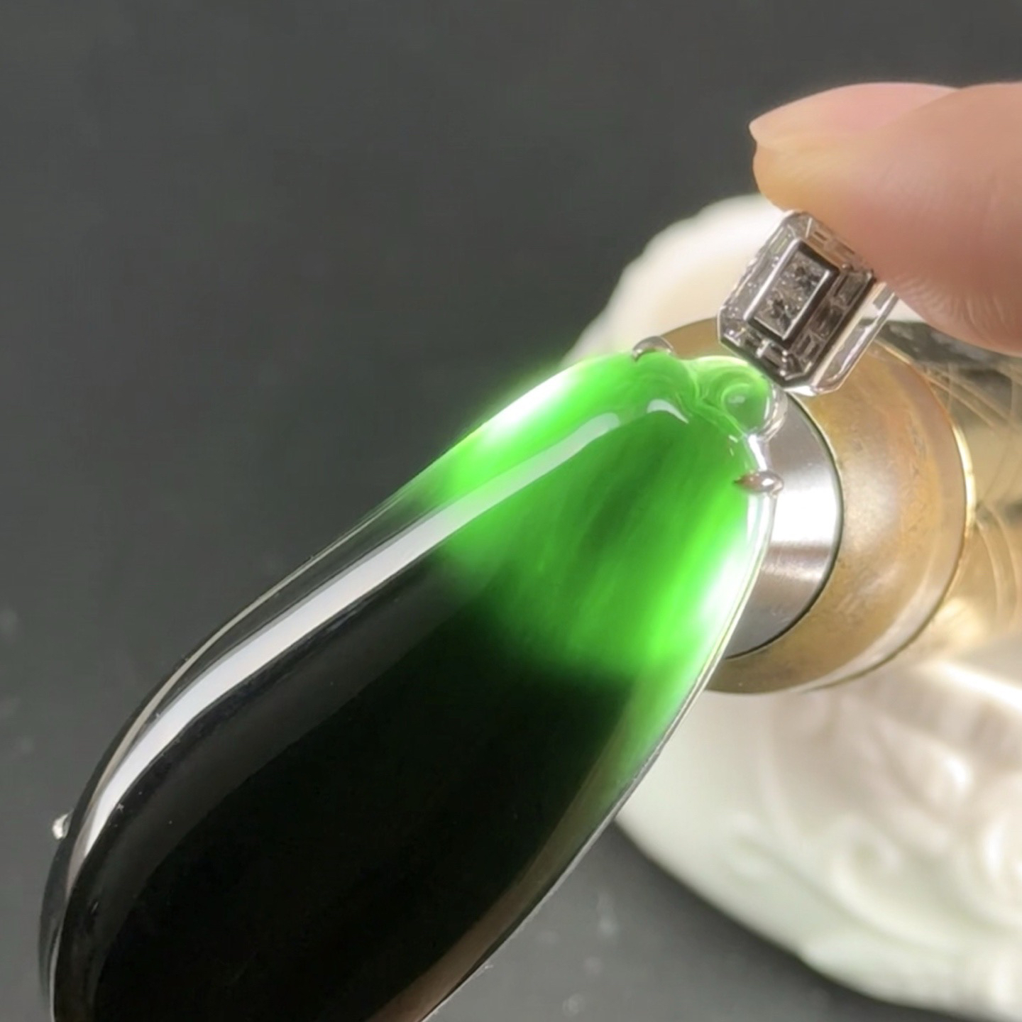 精品18k墨翠大福瓜 种好色正 黑度极好 打灯通透 油性十足  尺寸60