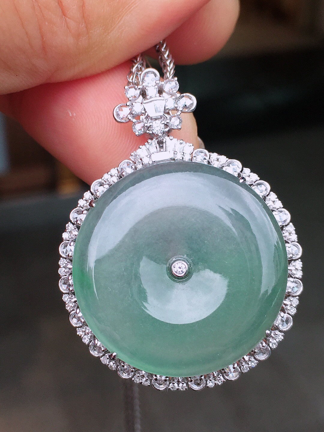 冰种平安扣吊坠，玉质细腻，荧光感超
强，饱满圆润，尽显优雅气质，18k
金豪华镶嵌