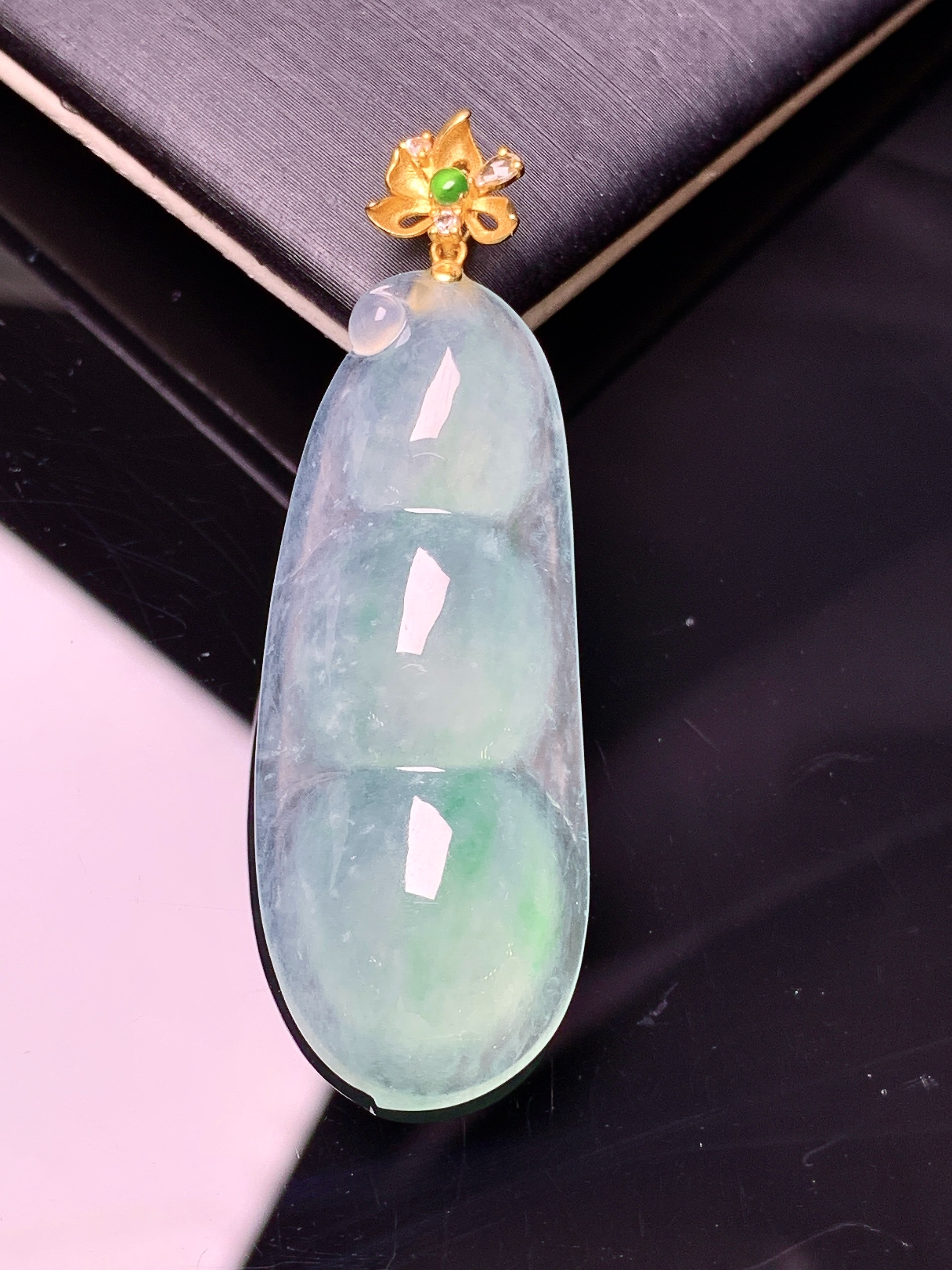 18k金钻镶嵌冰种飘绿四季豆吊坠 玉质细腻 色泽艳丽清新 水润亮眼 整体尺寸47.5*15.6*7.