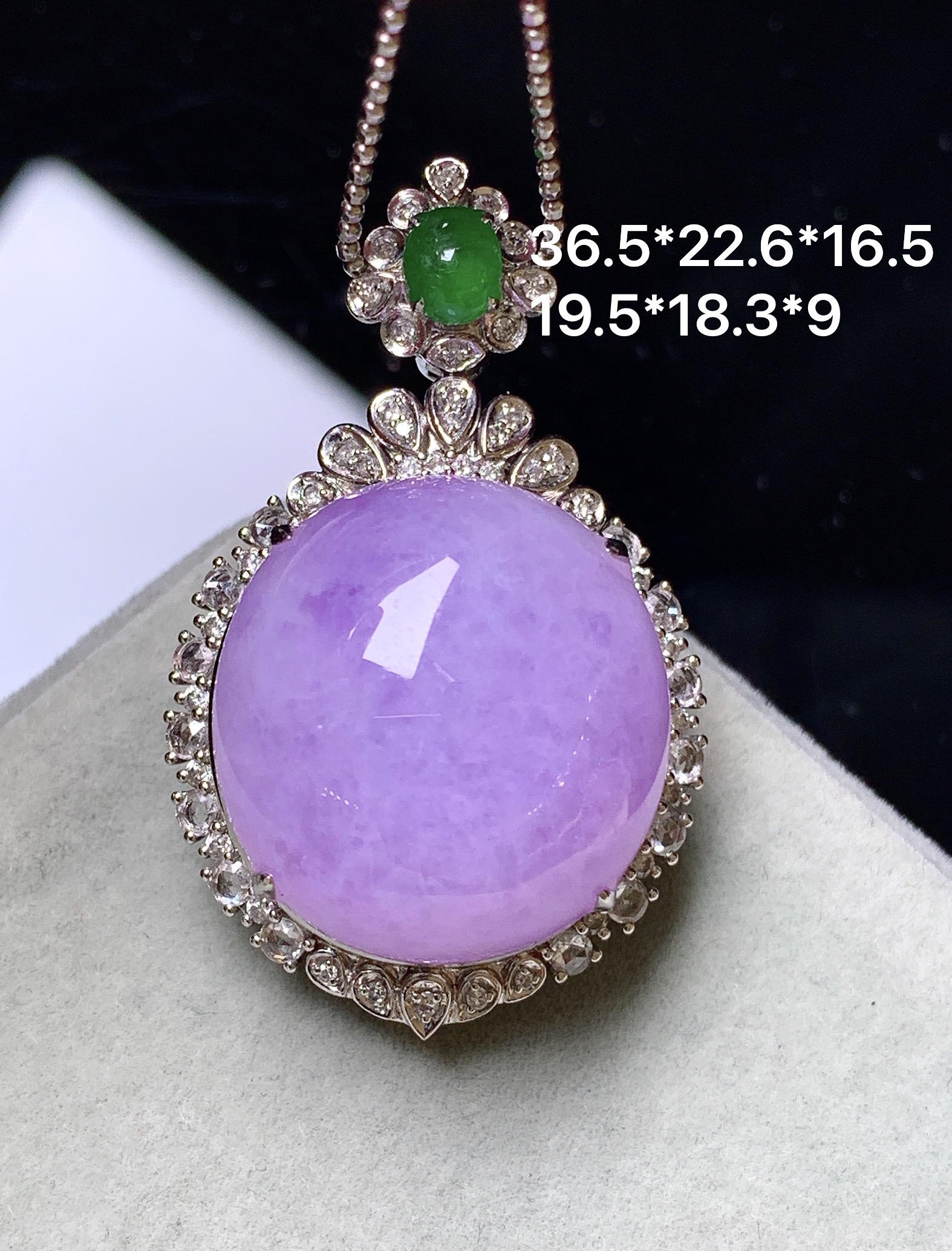 18k金钻镶嵌紫罗兰蛋面吊坠 玉质细腻 色泽艳丽清新 水润亮眼 整体尺寸36.5*22.6*16.5b7