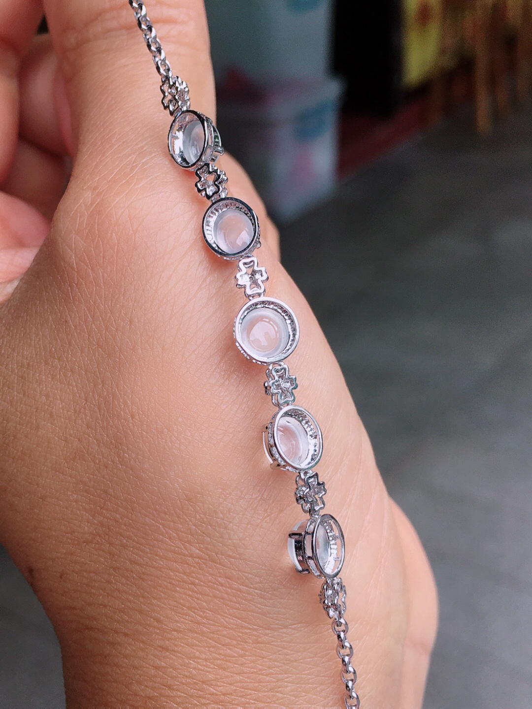 冰种蛋面手链，玉质细腻，荧光感超
强，饱满圆润，尽显优雅气质，18k
金豪华镶嵌