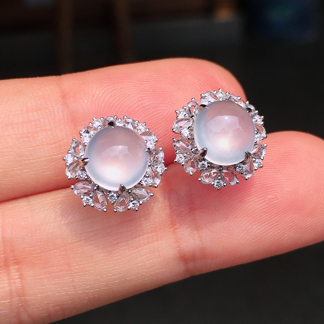 冰种蛋面耳钉，玉质细腻，荧光感超
强，饱满圆润，尽显优雅气质，18k
金豪华镶嵌