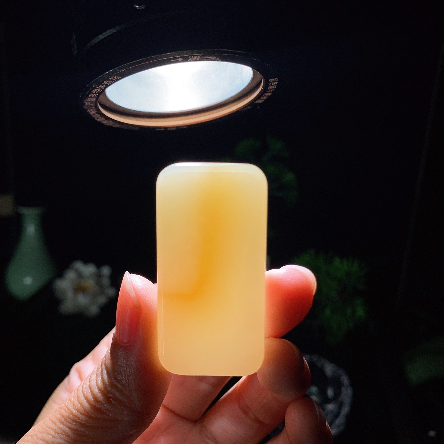 新疆和田玉且末糖平安无事牌挂件 尺寸47/23/12重38克。玉质细腻油润。手推出油。佩戴高端典雅。lt260418