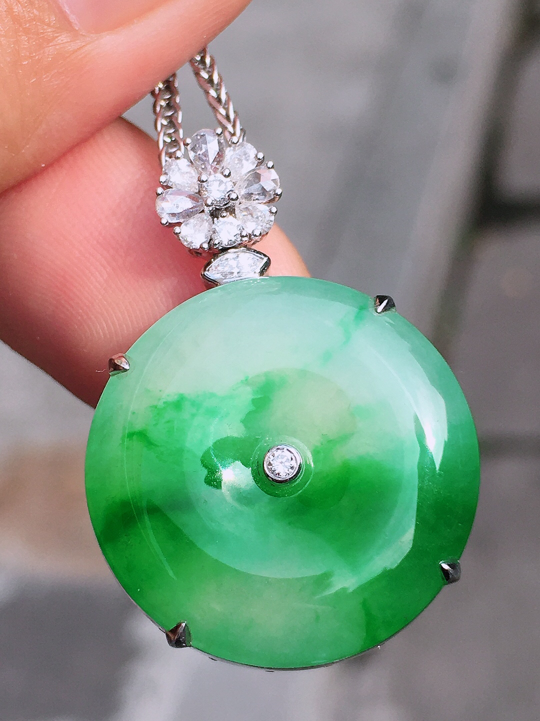 飘绿平安扣吊坠，色泽艳丽，玉质细腻，荧光感超
强，饱满圆润，尽显优雅气质，18k
金豪华镶嵌