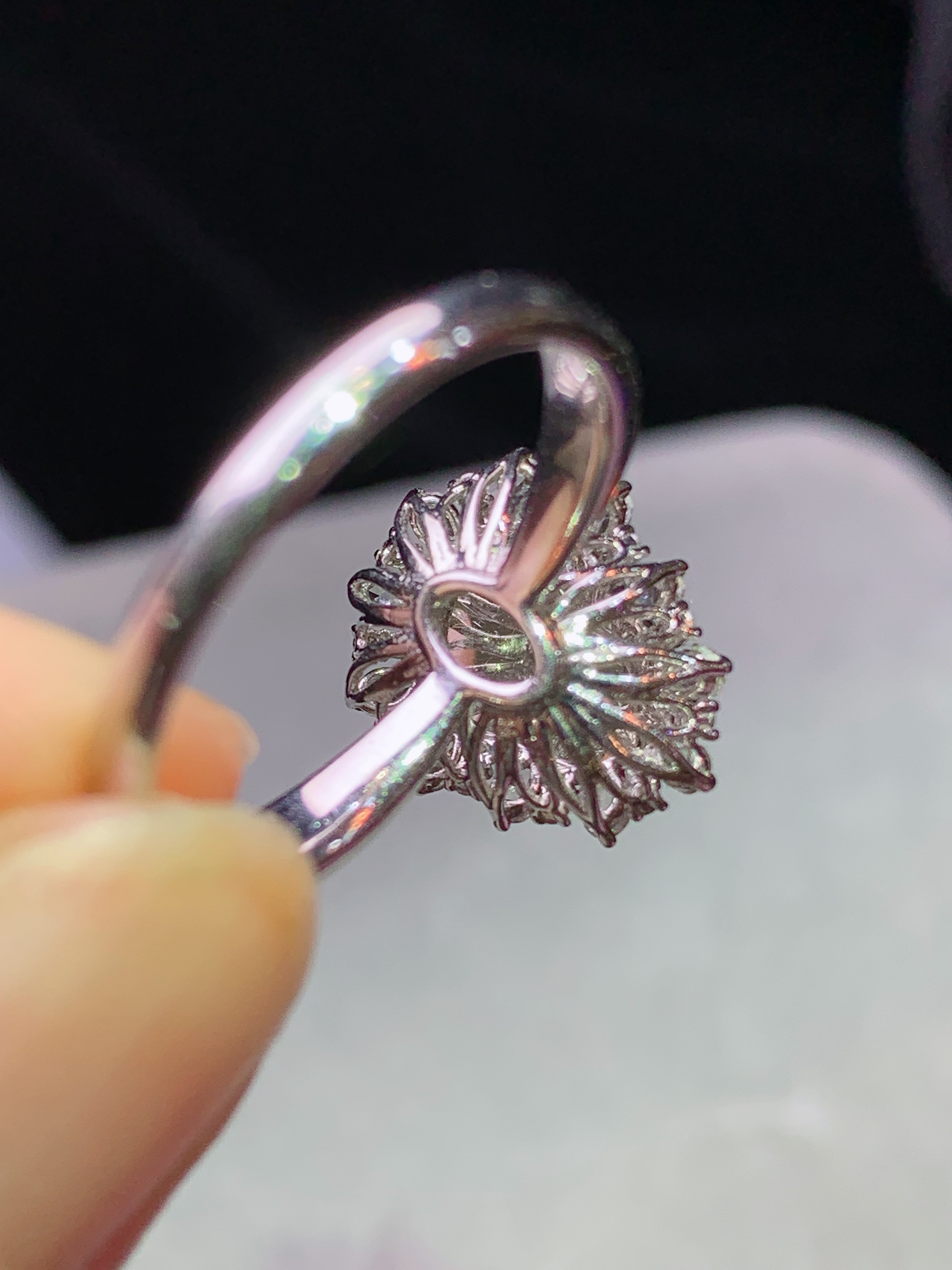 18k金钻镶嵌冰阳绿葫芦戒指 玉质细腻 色泽艳丽清新 水润亮眼 圈口15 整体尺寸14.5*12.5*8.8j3