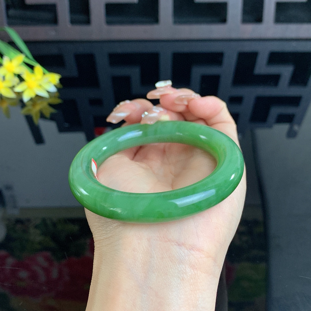 和田玉56圈阳绿色肥圆条碧玉手镯！玉质细腻油润 底色纯净 无裂无黑 脂粉好，品质高。