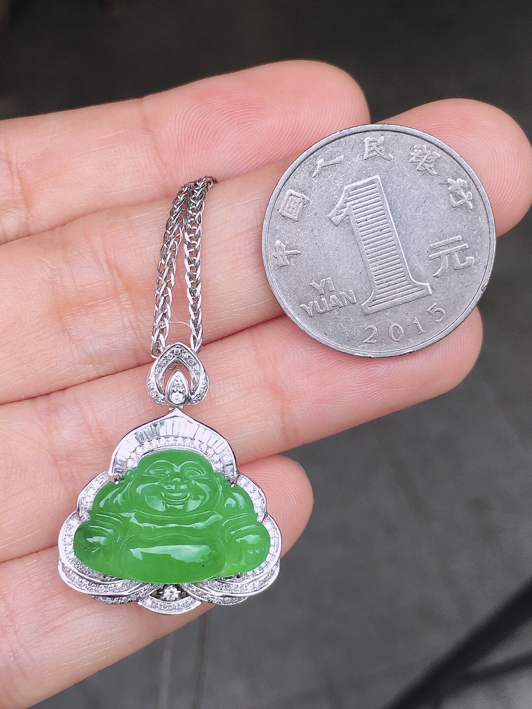 阳绿佛公吊坠，色泽均匀艳丽，玉质细腻，荧光感超
强，饱满圆润，尽显优雅气质，18k
金豪华镶嵌