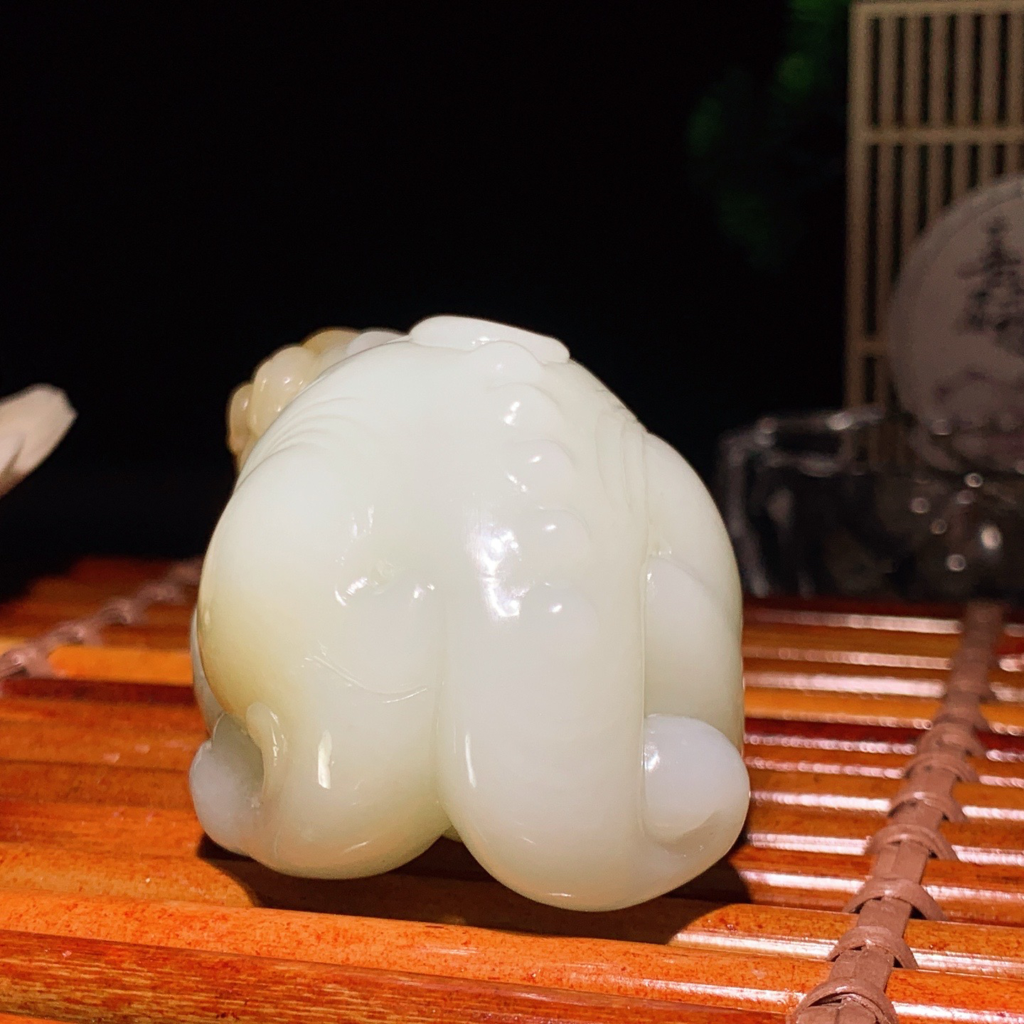 新疆和田玉且末糖貔貅把件！尺寸71/42/40重184克。玉质细腻油润。手推出油。佩戴高端典雅。lt260418