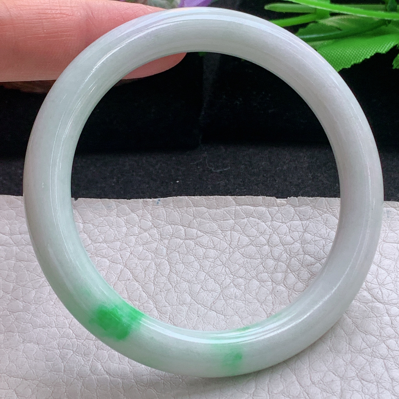 xx实拍57*8.6*8.8美人镯 天然缅甸翡翠a货手镯飘绿秀气正圈叮当镯