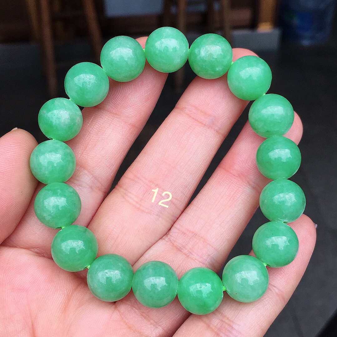 果绿珠子手串，色泽均匀艳丽，玉质细腻，荧光感超
强，饱满圆润，尽显优雅气质