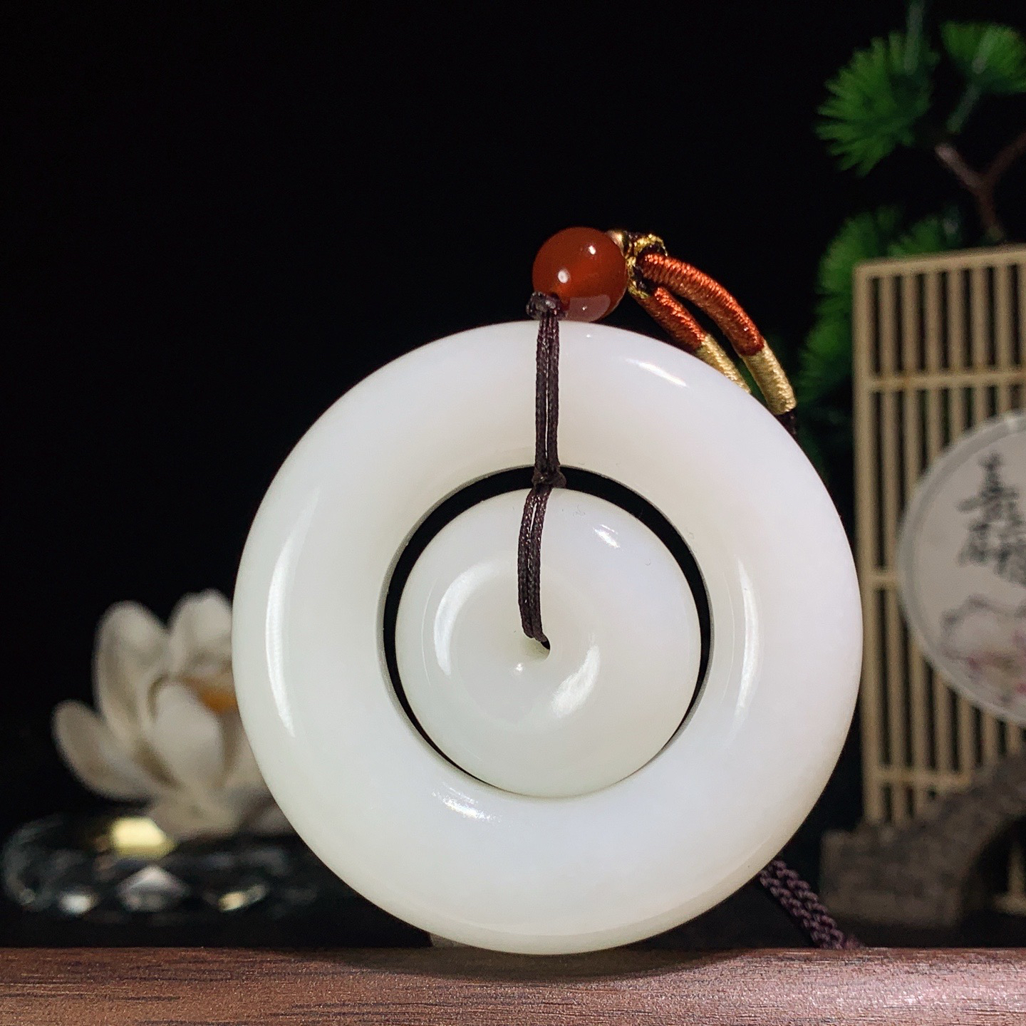 和田玉羊脂白玉子母扣挂件。尺寸53/12重65克，玉质细腻油润 脂粉好，品质好！lt260418