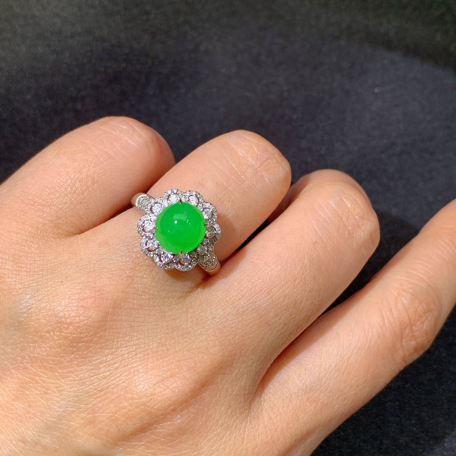 阳绿蛋面戒指，18k金镶嵌，款式精美，冰润色阳，种水足，Xf 尺寸8.1*7.7*4.7