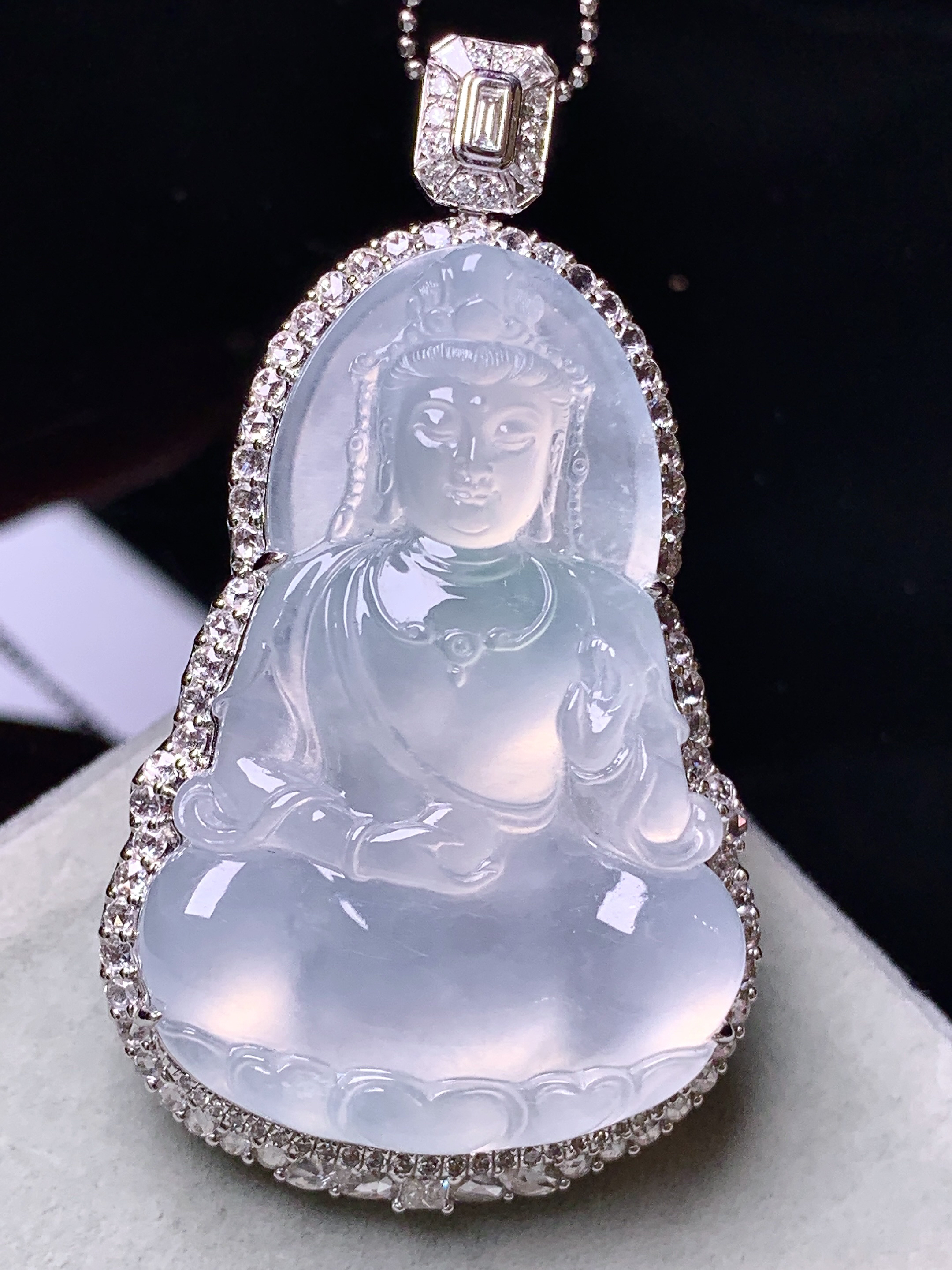 18k金钻镶嵌冰种观音菩萨吊坠 玉质细腻 色泽艳丽清新 水润亮眼 整体尺寸54.2*31.2*12.8b7
