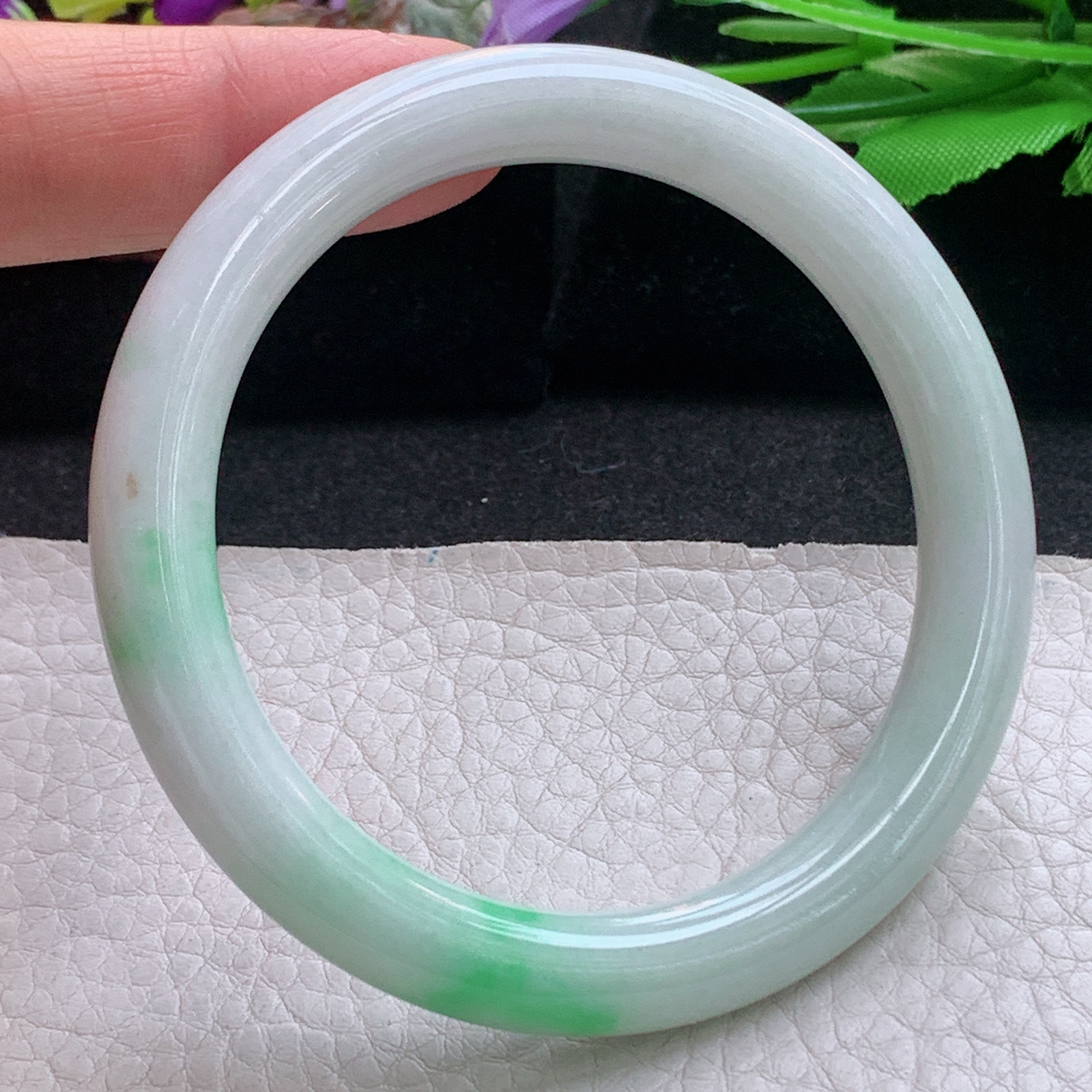 xx实拍57*8.6*8.8美人镯 天然缅甸翡翠a货手镯飘绿秀气正圈叮当镯