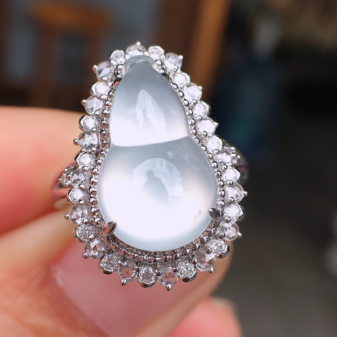 冰种葫芦戒指，玉质细腻，荧光感超
强，饱满圆润，尽显优雅气质，18k
金豪华镶嵌