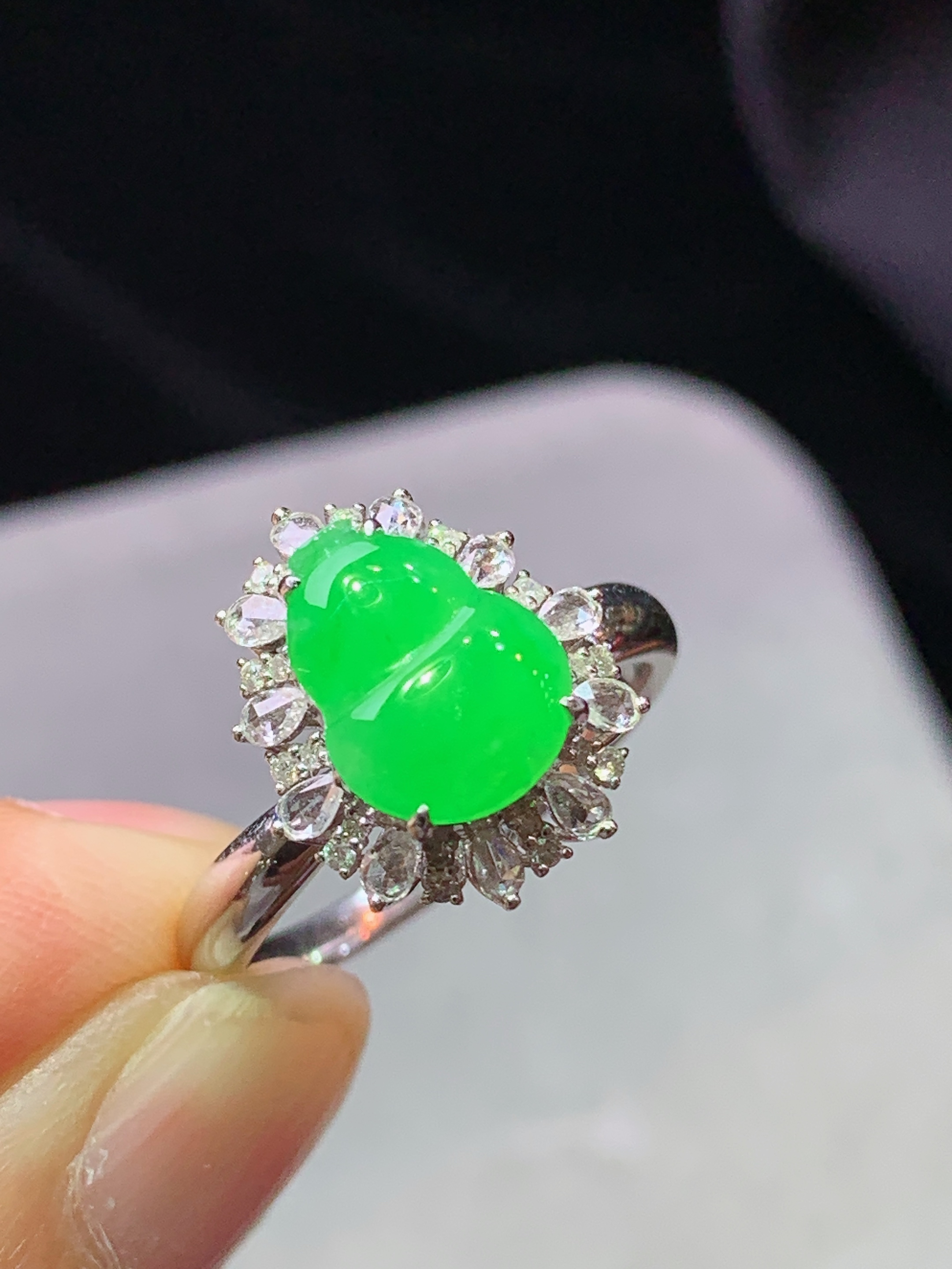 18k金钻镶嵌冰阳绿葫芦戒指 玉质细腻 色泽艳丽清新 水润亮眼 圈口15 整体尺寸14.5*12.5