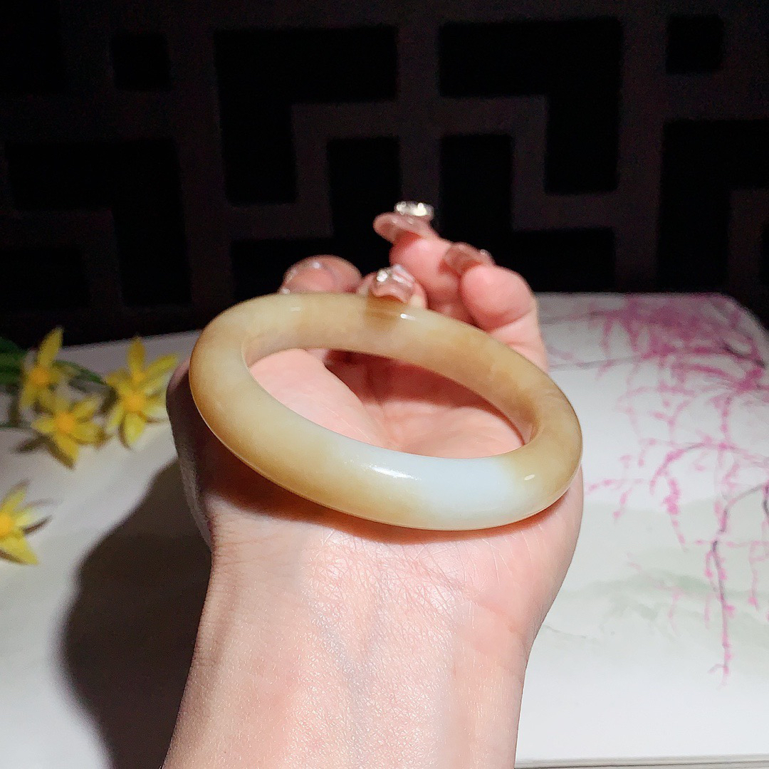 ￼ 和田玉52.5圈且末糖手镯！玉质细腻油润 底色纯净 无裂无黑 脂粉好，品质高