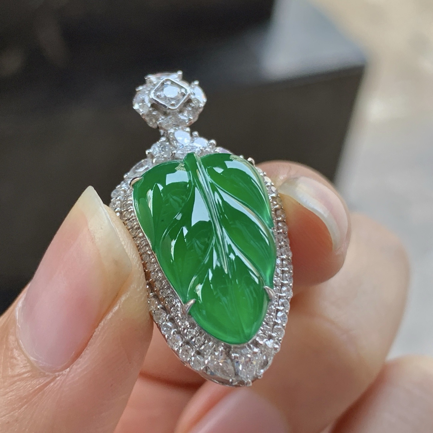 金钻镶嵌辣绿色叶子^_^颜色鲜艳 玉质温润