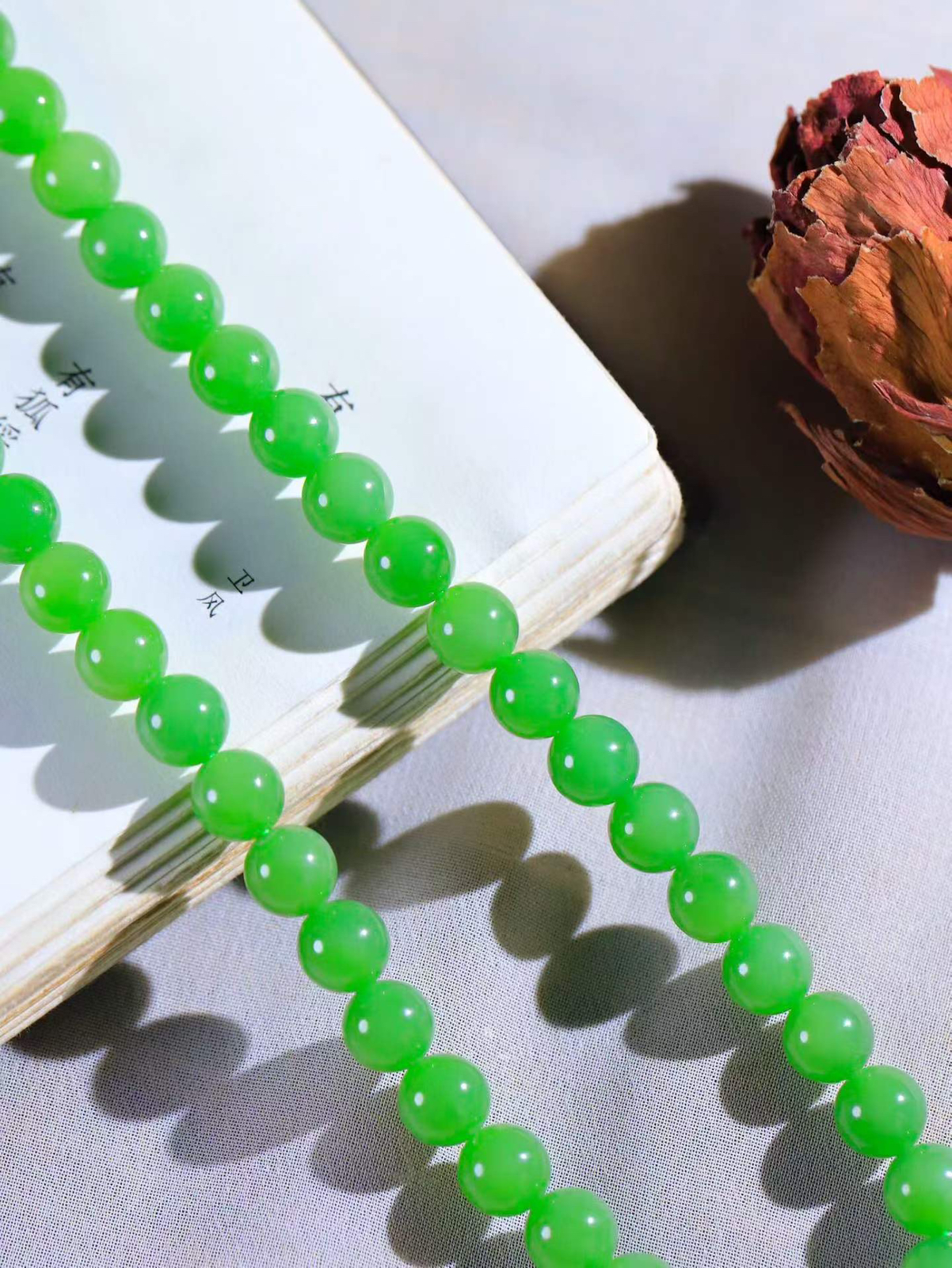 【珠圆玉润.项链】

精品和田玉碧玉珠圆玉润项链 玉质温润细腻  整串打磨圆润，佩戴舒适。珠珠落玉盘，间关莺语花底滑，一生美好时光，无论身在何处，都有它相伴相守。事事顺遂，幸福美满，吉祥如意。重46.7克 尺寸取一8mm  79352978A