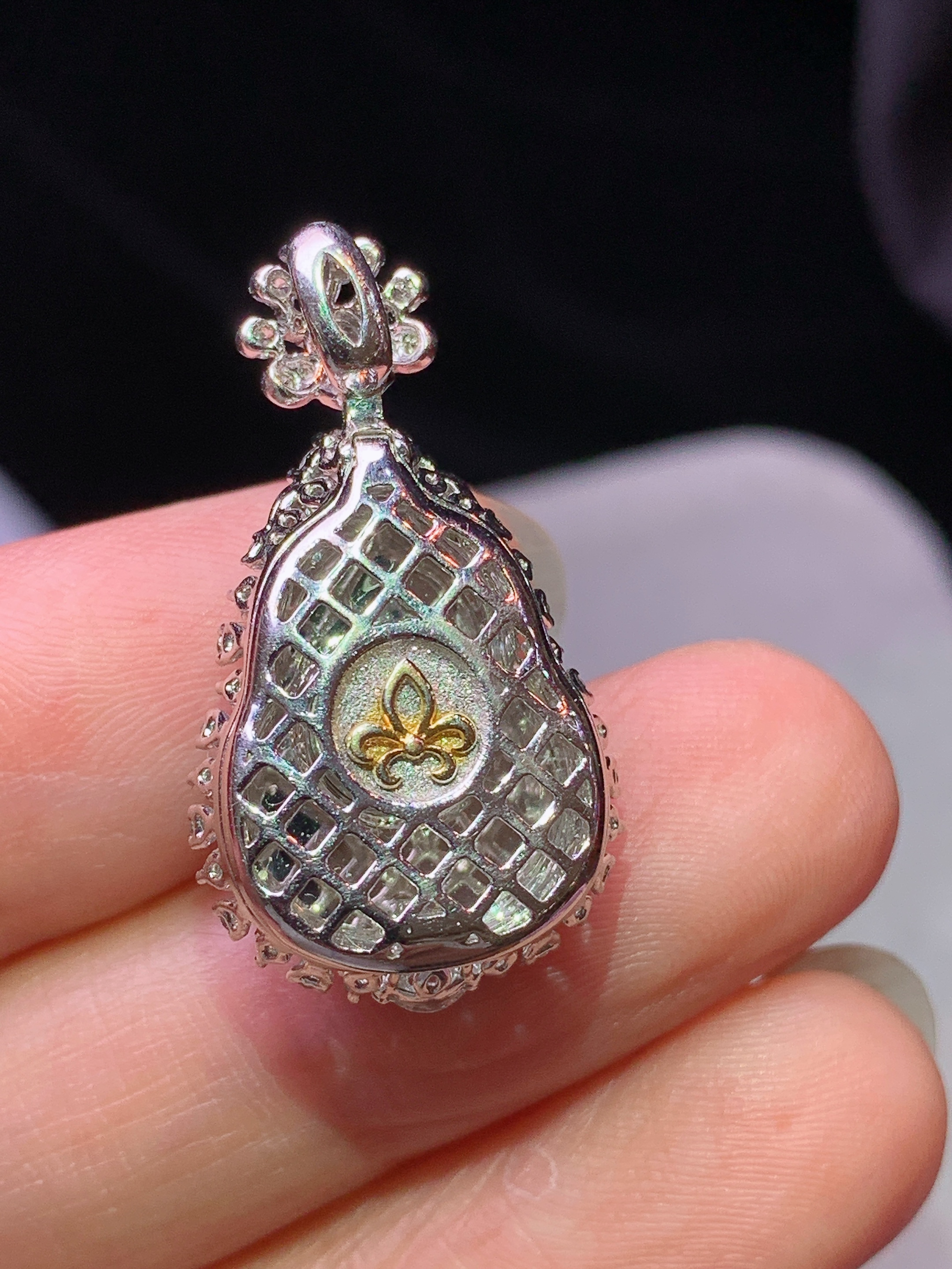 18k金钻镶嵌冰阳绿葫芦吊坠 玉质细腻 色泽艳丽清新 水润亮眼 整体尺寸28*15.2*9j3