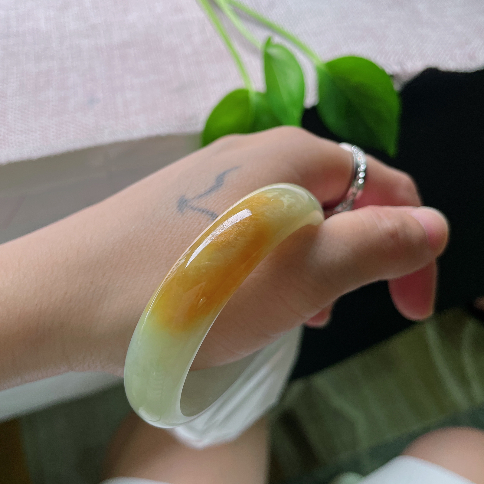 53（45.5）13.2/6.7，黄翡贵妃，冰润细腻，种老，如金丝游动，婉间鎏金..