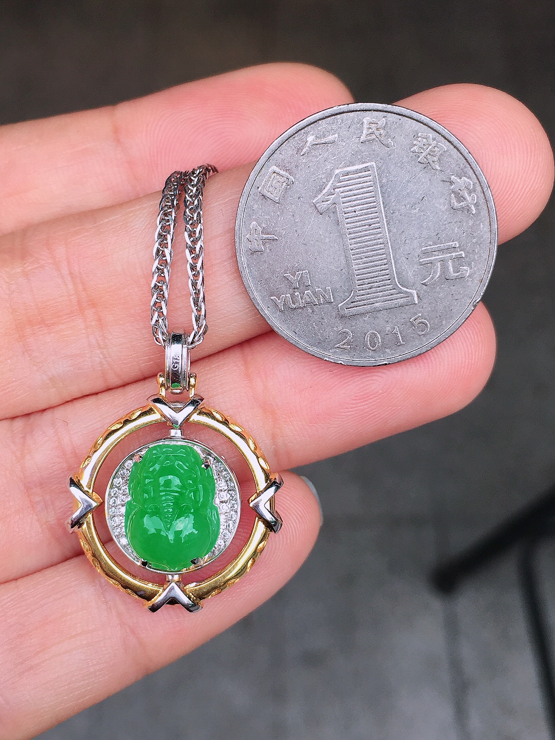 阳绿貔貅吊坠，色泽均匀艳丽，玉质细腻，荧光感超
强，饱满圆润，尽显优雅气质，18k
金豪华镶嵌