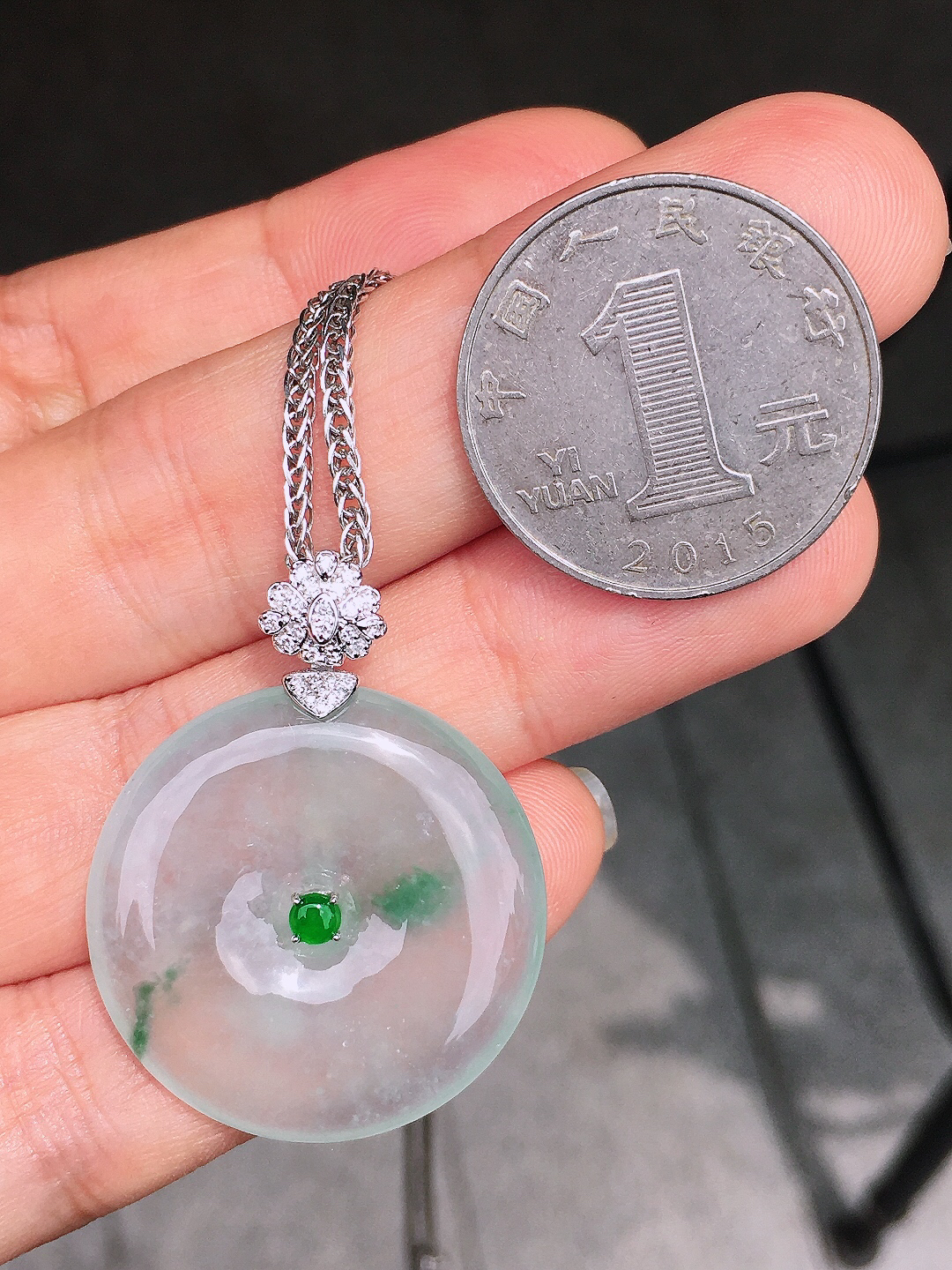 飘绿平安扣吊坠，色泽艳丽，玉质细腻，荧光感超
强，饱满圆润，尽显优雅气质，18k
金豪华镶嵌