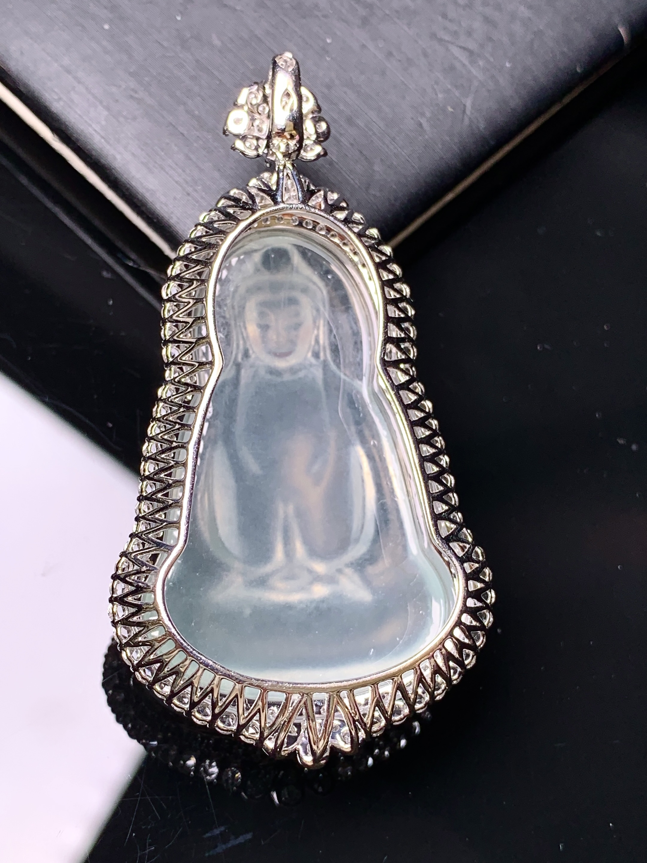 18k金钻镶嵌冰种观音菩萨吊坠 玉质细腻 色泽艳丽清新 水润亮眼 整体尺寸53*27.8*11.6b7