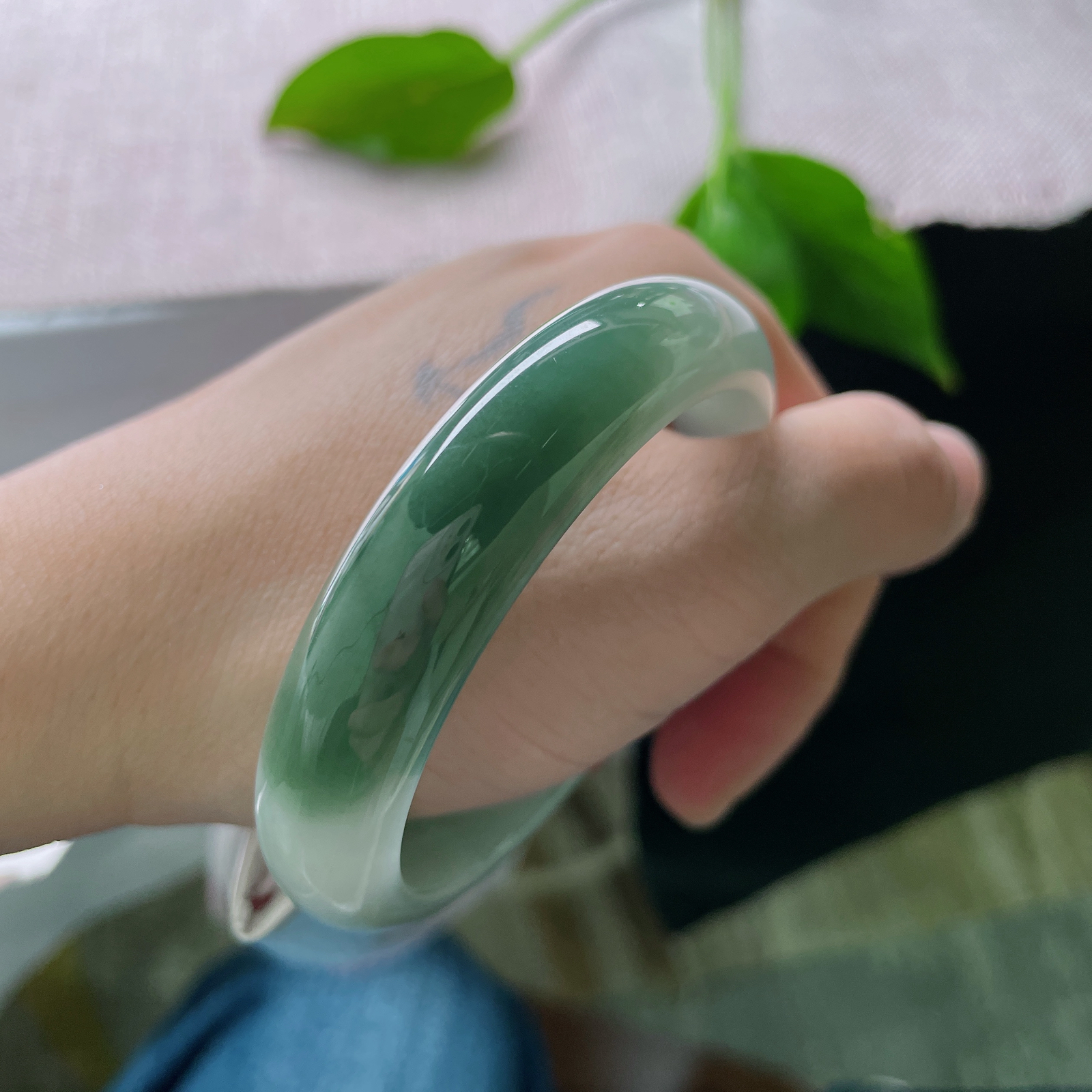 54.2/12.9/7.2，油青正圈，质地温润细腻，把江南烟雨戴在腕上。皮纹..