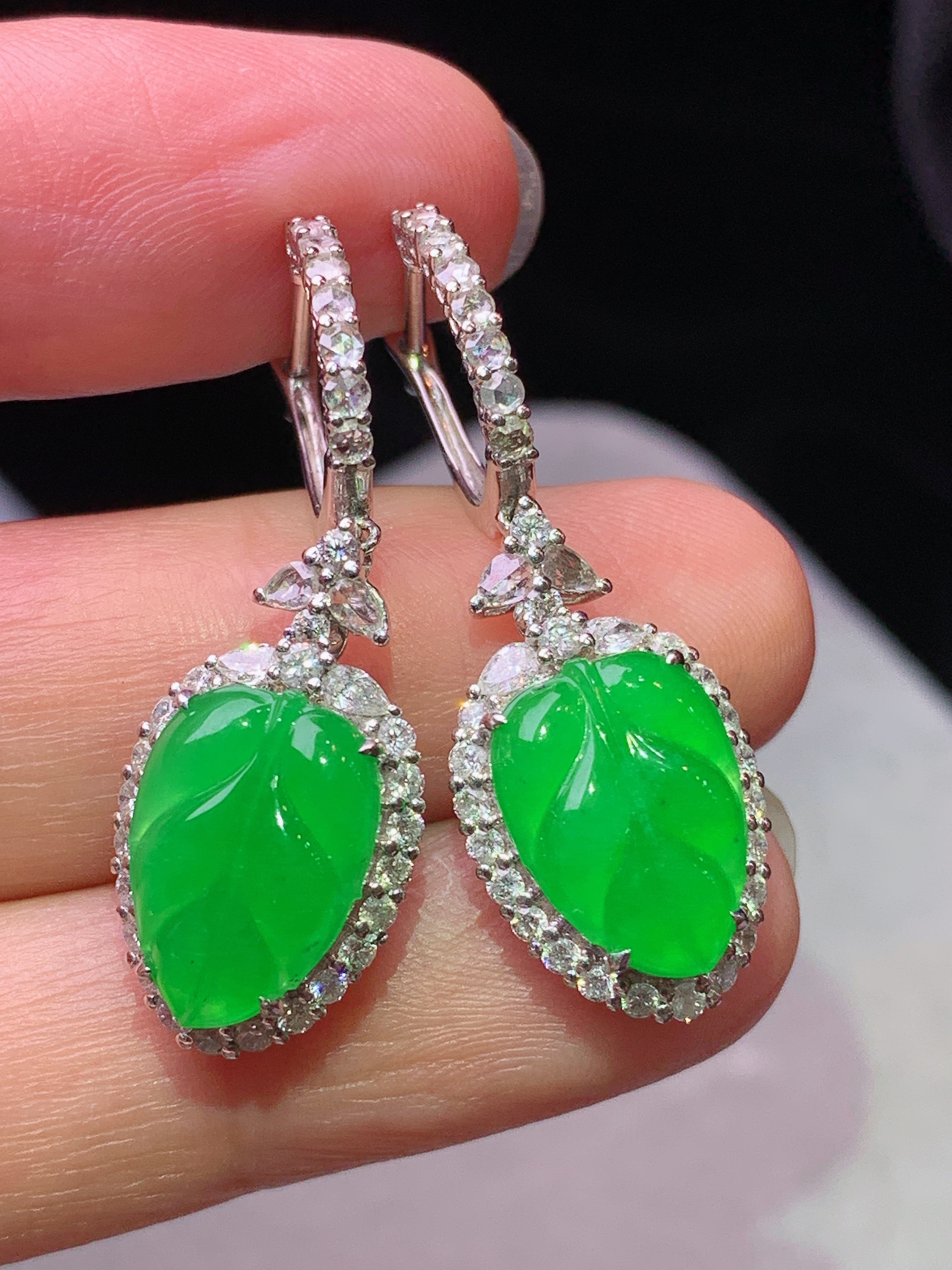 18k金钻镶嵌冰阳绿树叶耳坠 玉质细腻 色泽艳丽清新 水润亮眼 整体尺寸34.2*11.8*7.5c6