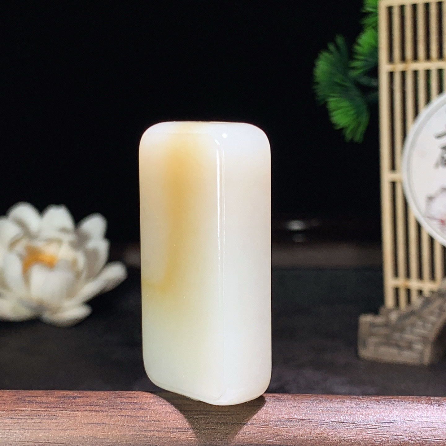 新疆和田玉且末糖平安无事牌挂件 尺寸47/23/12重38克。玉质细腻油润。手推出油。佩戴高端典雅。