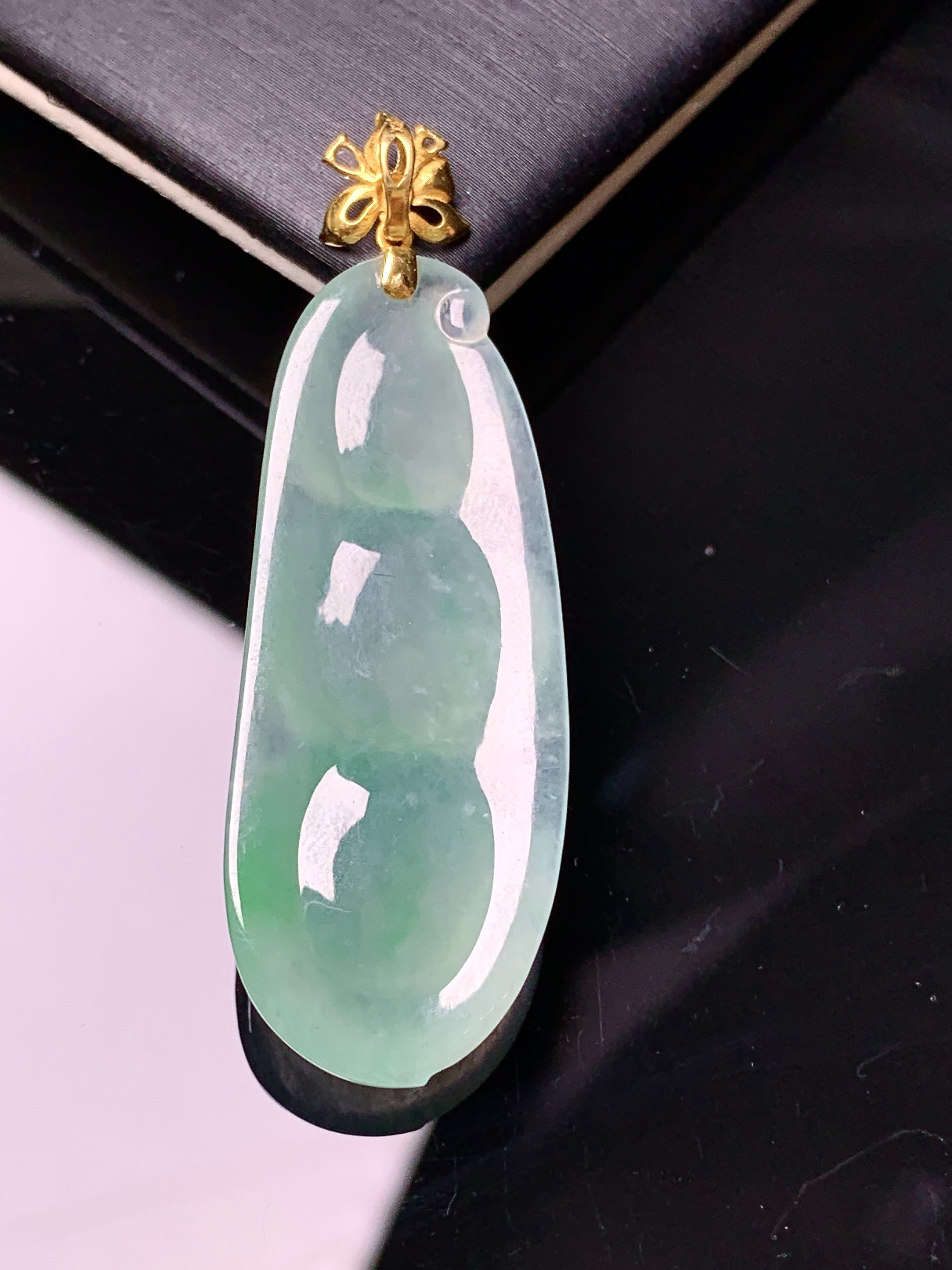 18k金钻镶嵌冰种飘绿四季豆吊坠 玉质细腻 色泽艳丽清新 水润亮眼 整体尺寸47.5*15.6*7.3c1