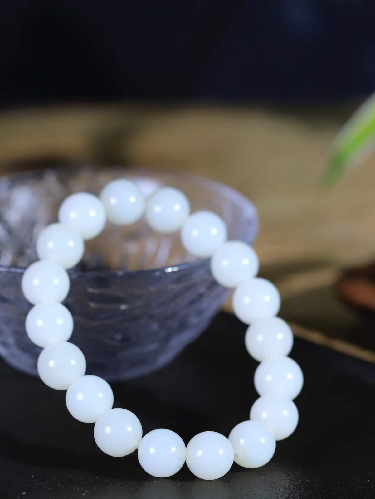 【珠圆玉润.手串】

精品老坑俄料 玉质温润细腻  整串打磨圆润，佩戴舒适。珠珠落玉盘，间关莺语花底滑，一生美好时光，无论身在何处，都有它相伴相守。事事顺遂，幸福美满，吉祥如意。重35克 尺寸取一11mm  FDA-2210336