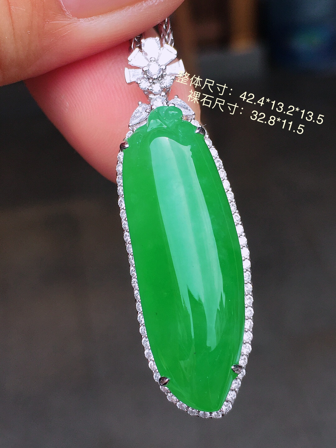 阳绿福瓜吊坠，色泽均匀艳丽，玉质细腻，荧光感超
强，饱满圆润，尽显优雅气质，18k
金豪华镶嵌