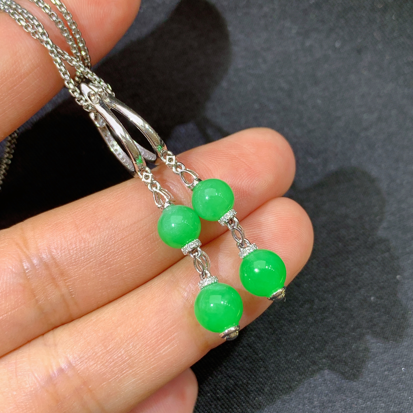 阳绿圆珠耳坠，18k金镶嵌，款式新颖，冰润色阳，种水足，Cj 尺寸6.2