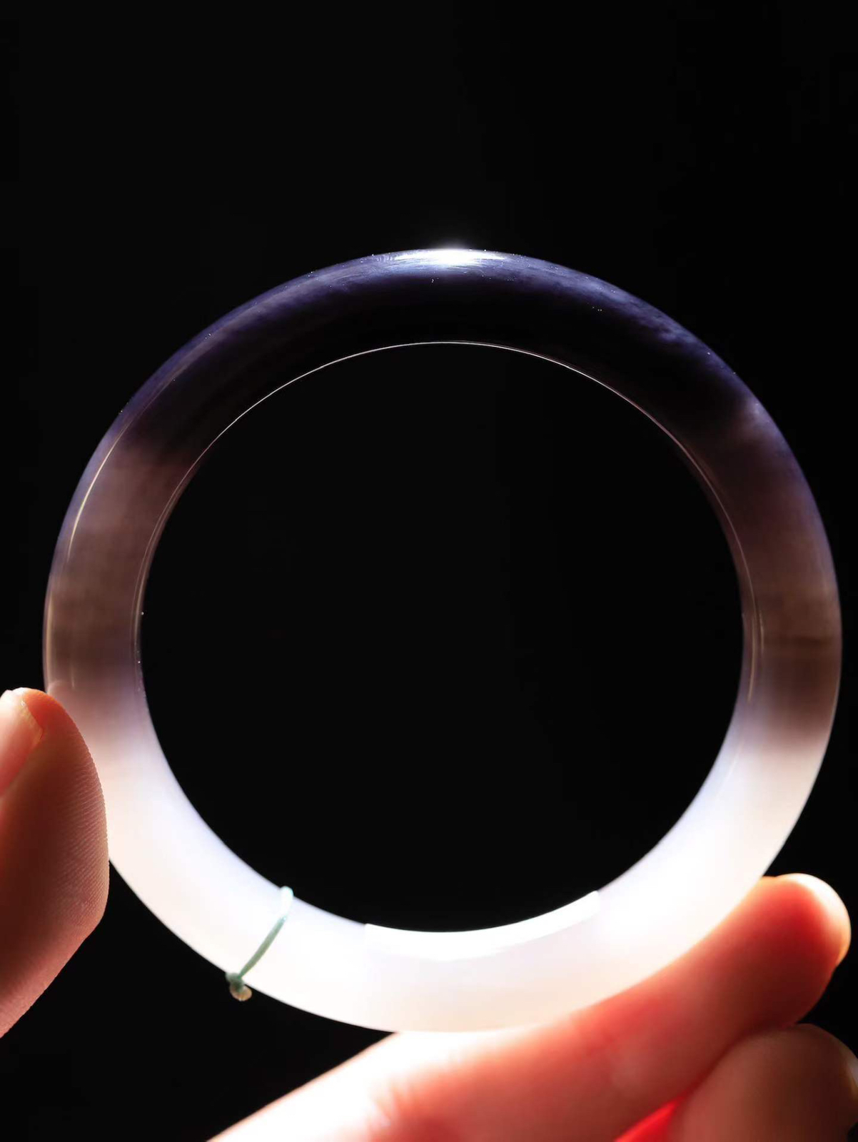 【腕间柔情.手镯】   

精品和田玉烟紫双色手镯 玉质温润细腻 油性十足 古朴秀雅 轻抚岁月的栏杆软香温玉，腕间玉镯轻轻晃动，令人情动心间，撷一缕月末的芬芳，把心思铺陈，时光静美，惟有你最温柔。重45.4克   尺寸55-10.5-8.7mm  4627255A