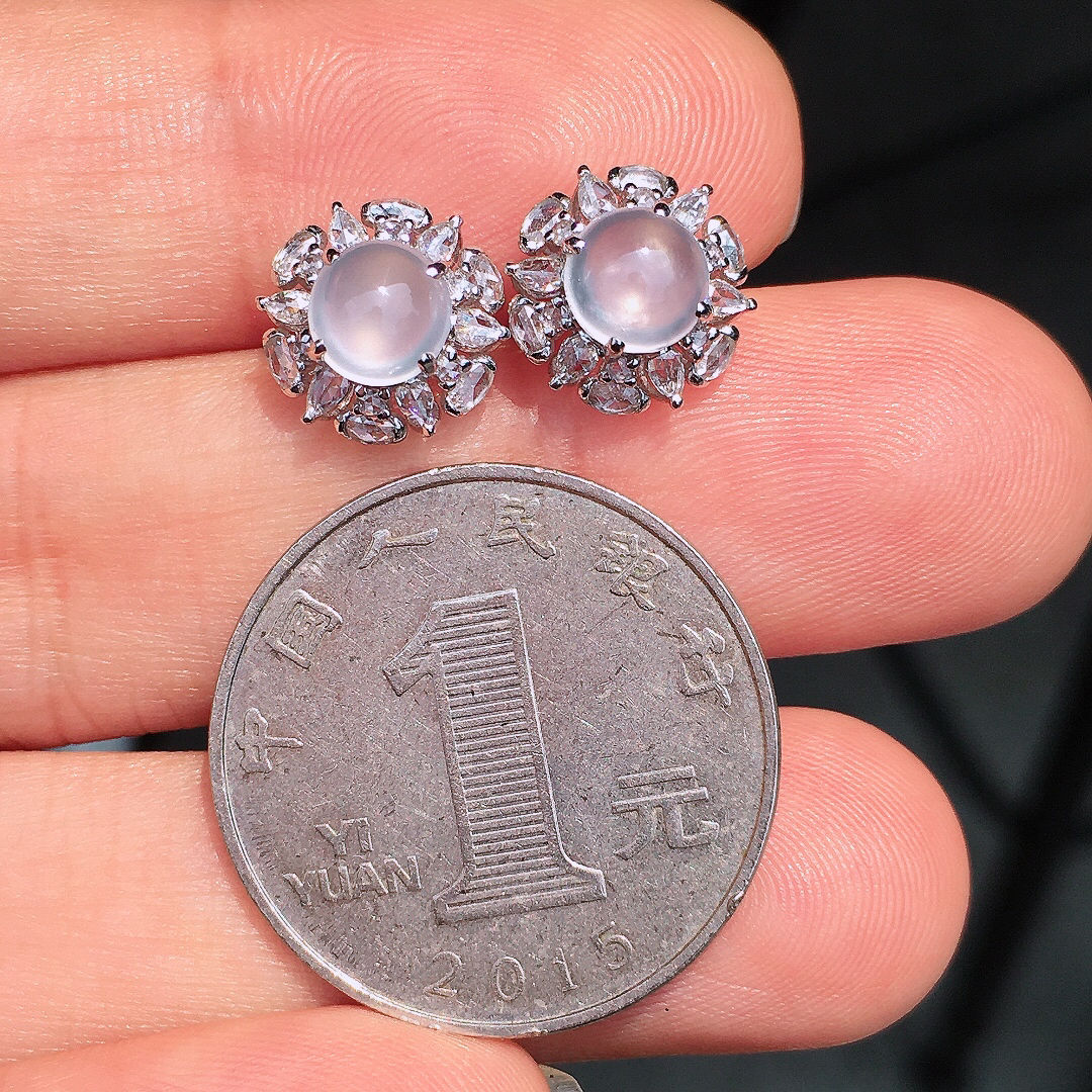 玻璃种蛋面耳钉，玉质细腻，荧光感超
强，饱满圆润，尽显优雅气质，18k
金豪华镶嵌