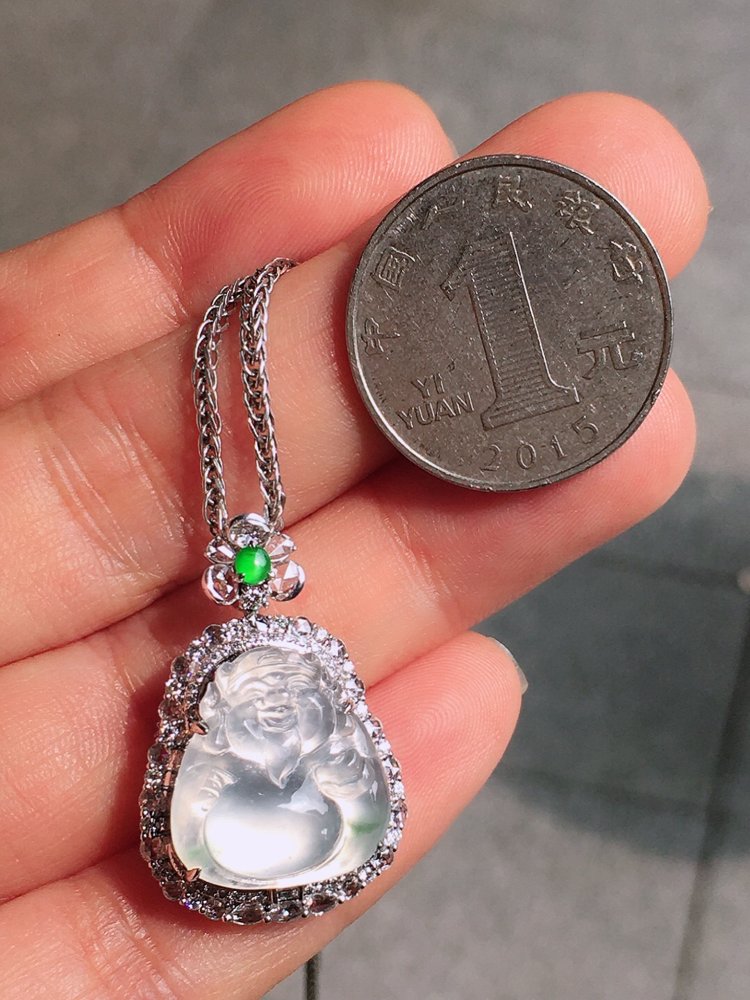 冰种【财神爷】吊坠，玉质细腻，荧光感超
强，饱满圆润，尽显优雅气质，18k
金豪华镶嵌