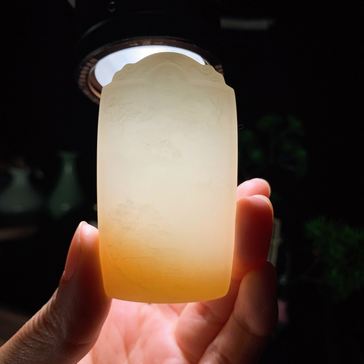 新疆和田玉且末糖座莲观音挂件 尺寸67/37/11重63克。玉质细腻油润。手推出油。佩戴高端典雅。lt260418