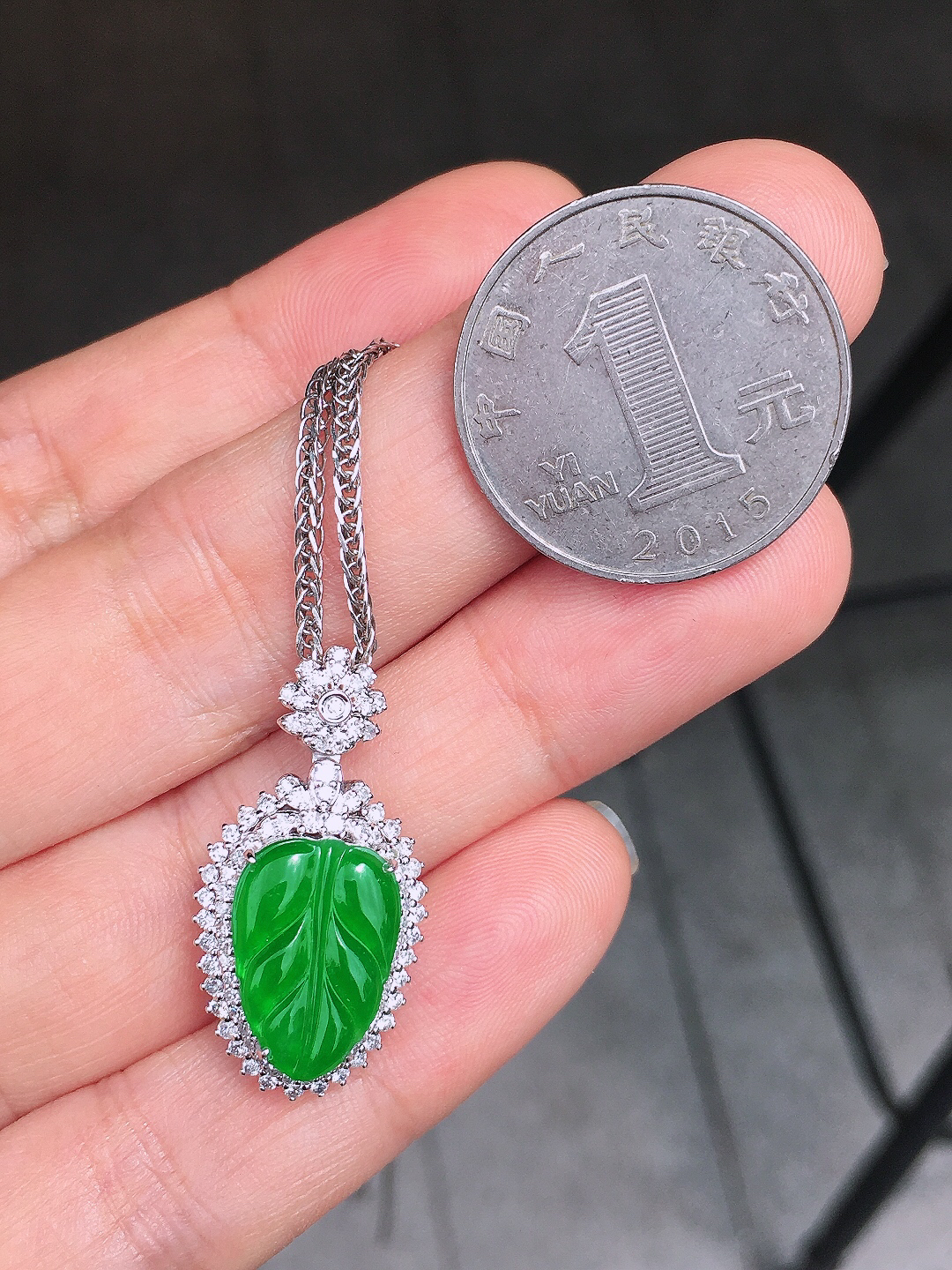 阳绿玉叶吊坠，色泽均匀艳丽，玉质细腻，荧光感超
强，饱满圆润，尽显优雅气质，18k
金豪华镶嵌
