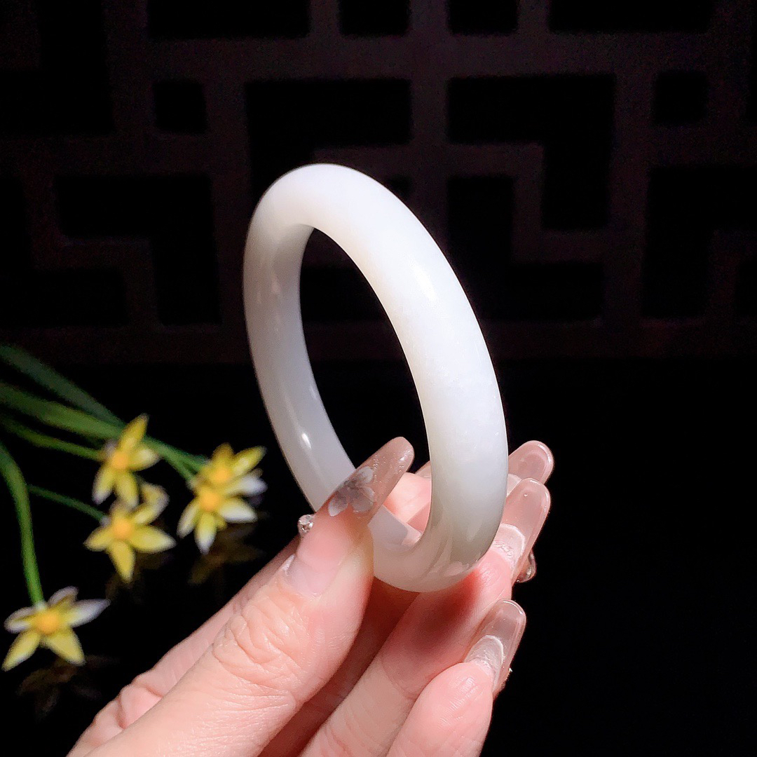 和田玉52圈口羊脂白手镯！玉质细腻油润 底色纯净 无裂无杂 脂粉好，品质高。