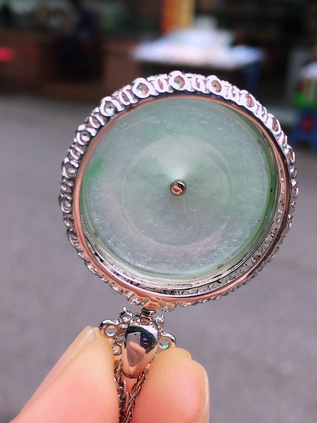 冰种平安扣吊坠，玉质细腻，荧光感超
强，饱满圆润，尽显优雅气质，18k
金豪华镶嵌