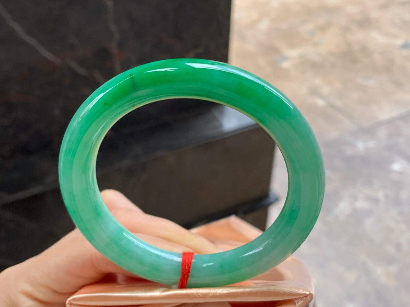 56.5-10.3

辣绿色圆条手镯^_^颜色鲜艳