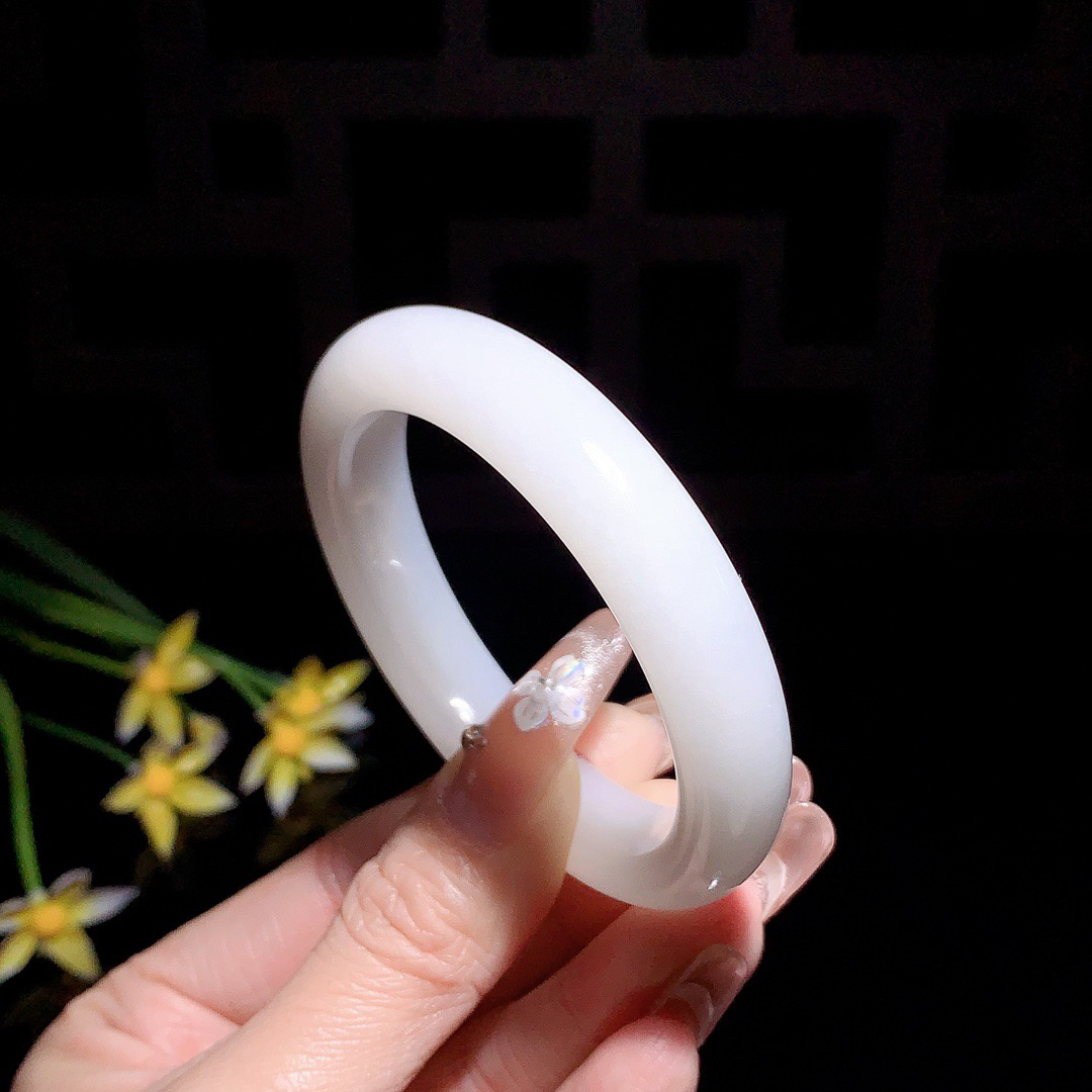 和田玉53圈口羊脂白手镯！玉质细腻油润 底色纯净 无裂无杂 脂粉好，品质高。