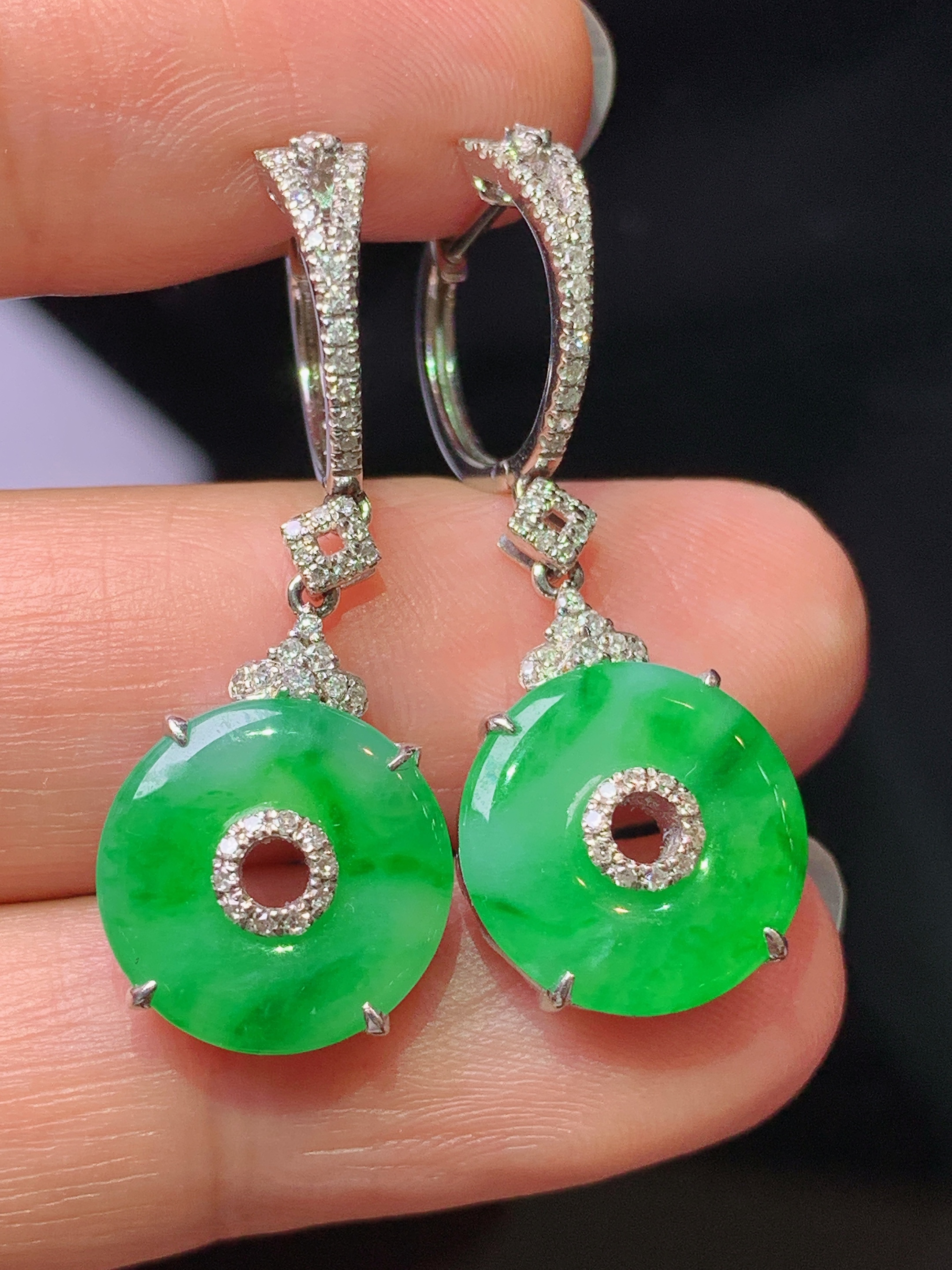 18k金钻镶嵌阳绿平安扣耳坠 玉质细腻 色泽艳丽清新 水润亮眼 整体尺寸32*12*4.3z1