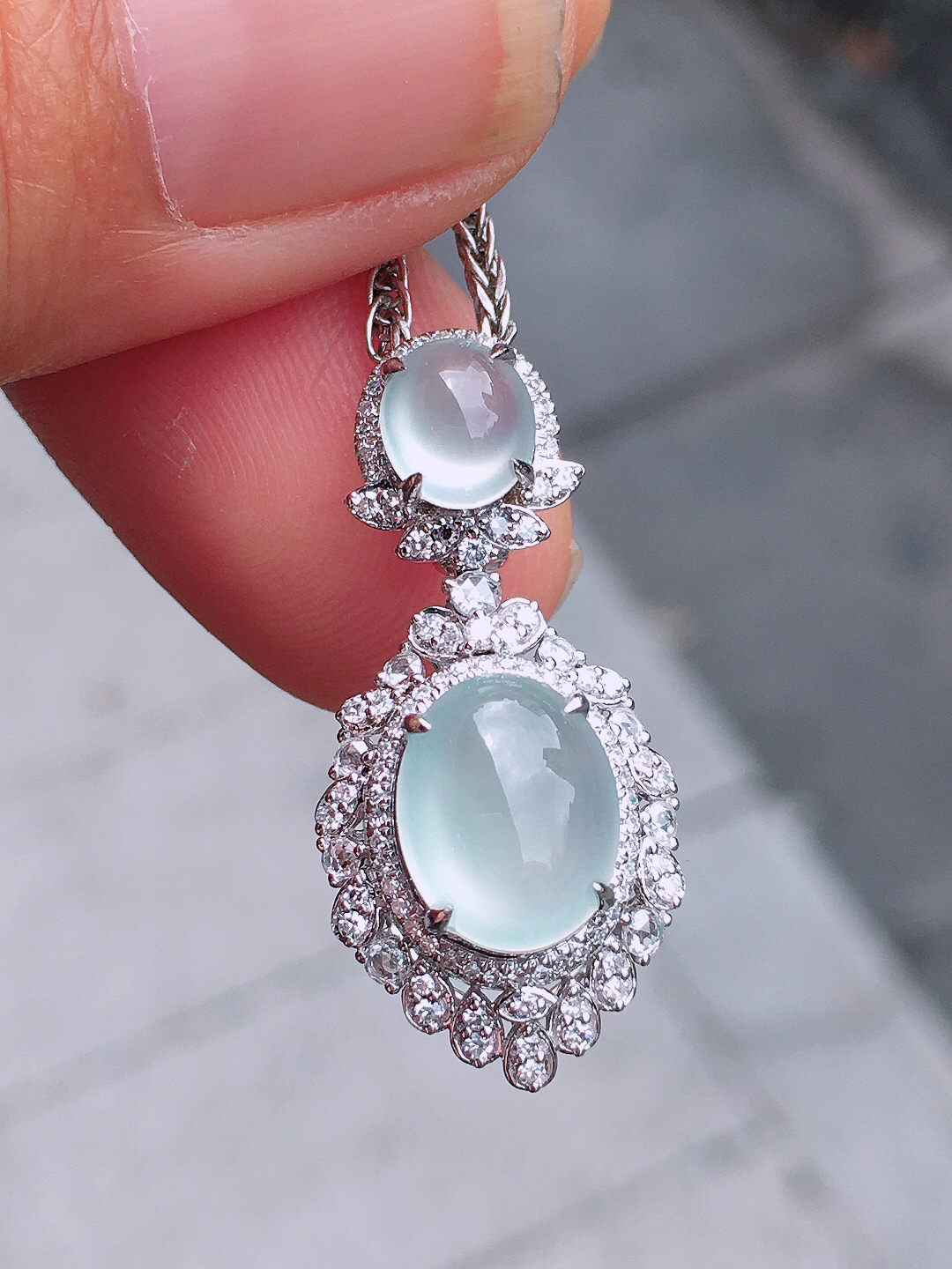 冰种蛋面吊坠，玉质细腻，荧光感超
强，饱满圆润，尽显优雅气质，18k
金豪华镶嵌